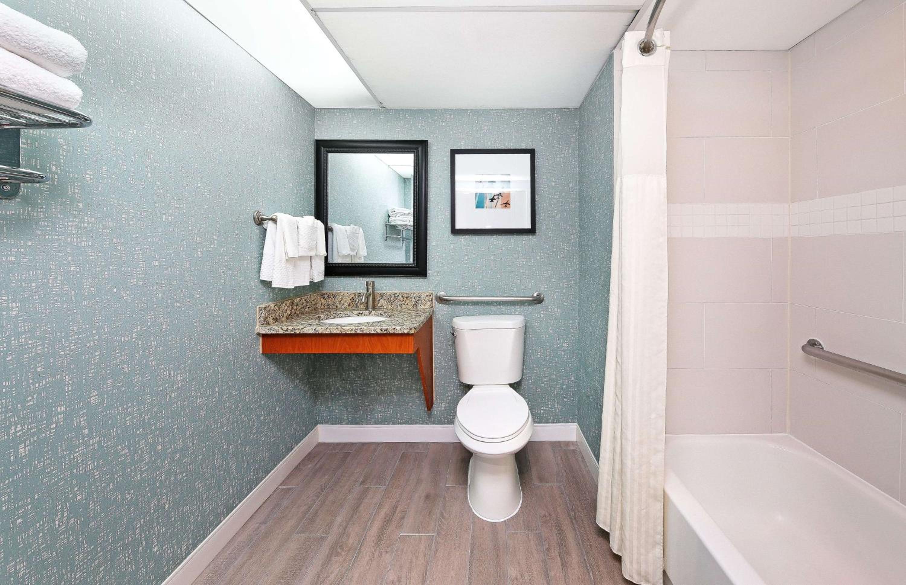 King Room Accessible Tub - Mobility Access/Non-Smoking