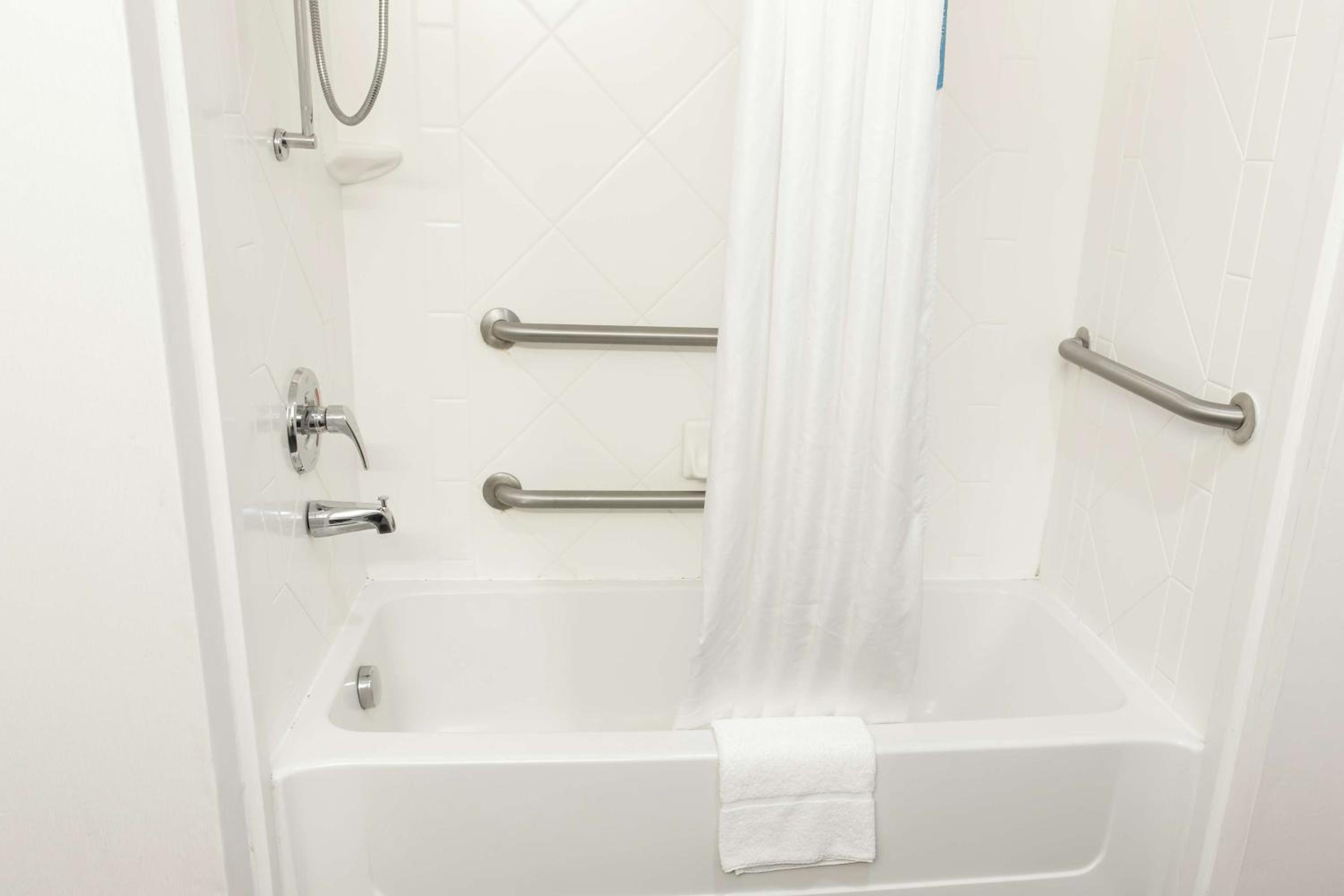 Queen Room with Two Queen Beds - Mobility Access/Non-Smoking - Photo 3
