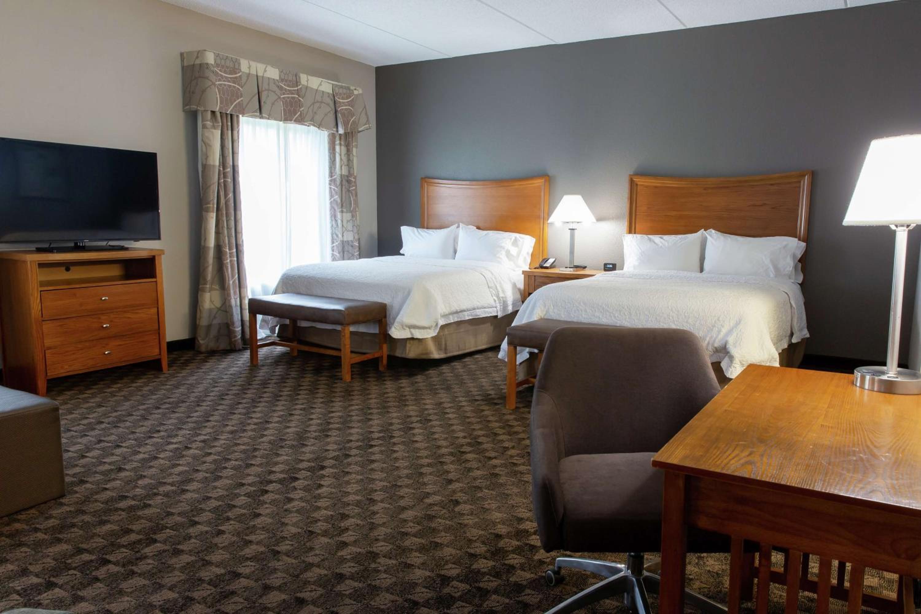 Queen Studio Suite with Two Queen Beds - Non-Smoking - Photo 4