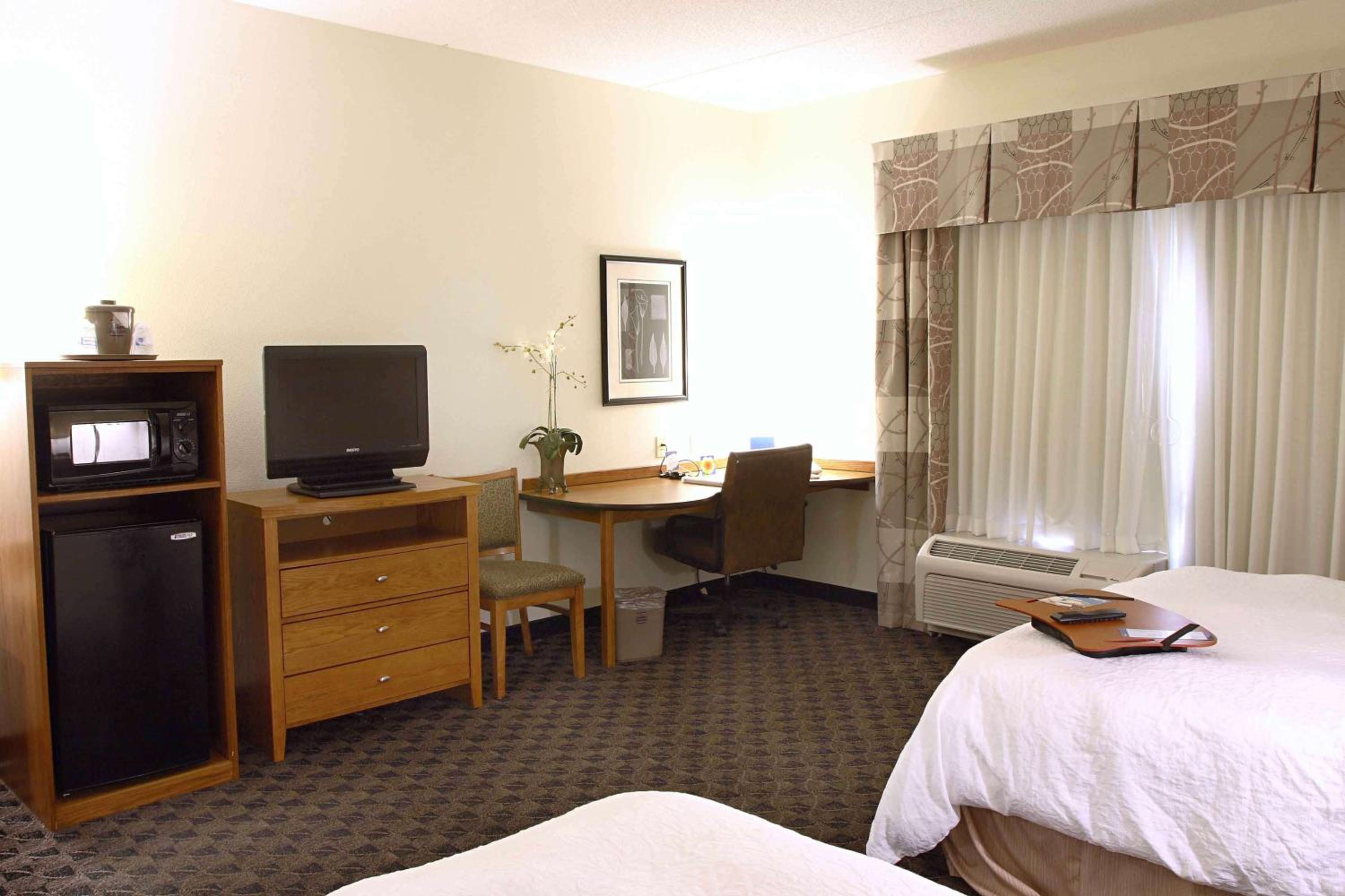 Room with Two Queen Beds - Non-Smoking - Photo 4