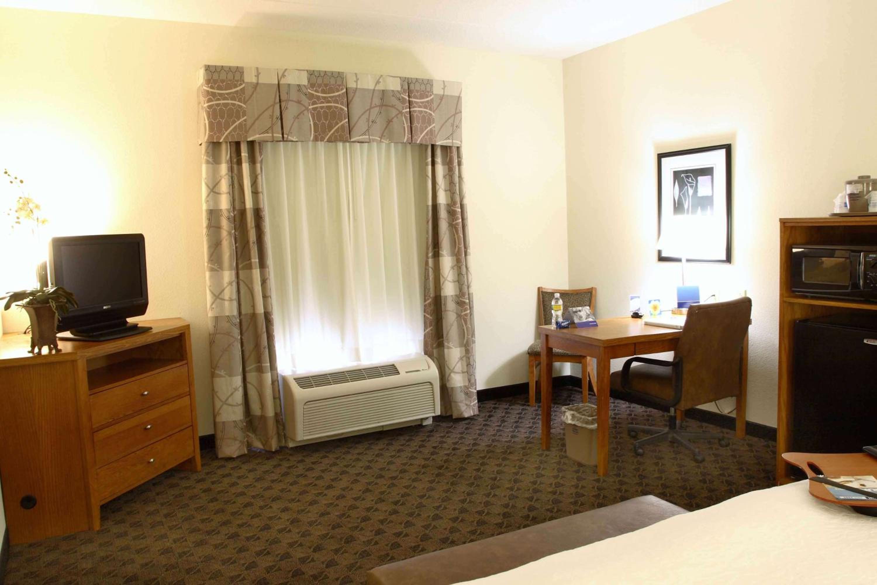 King Room with King Bed - Non-Smoking - Photo 6