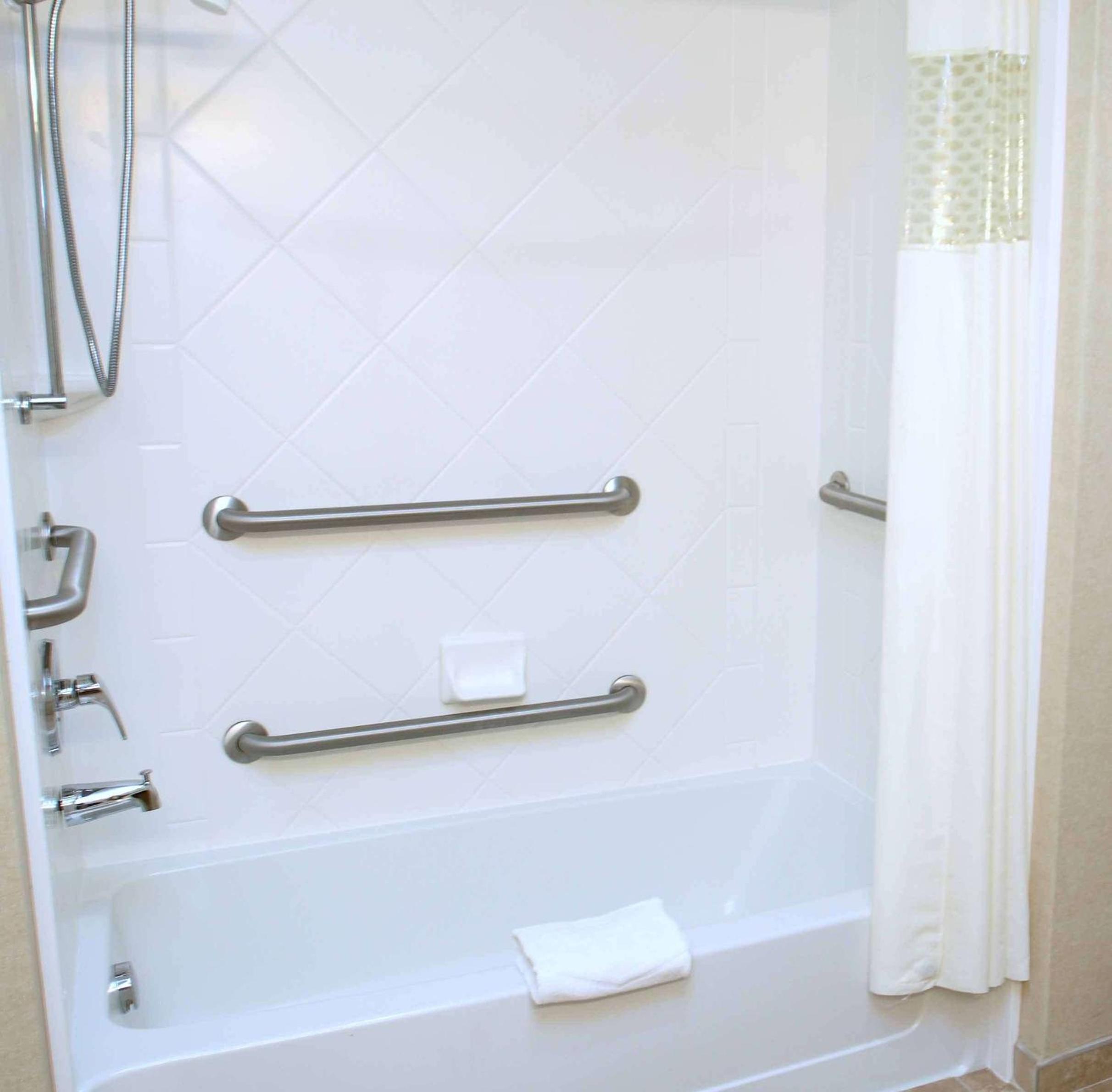 Queen Room with Two Queen Beds - Mobility Access/Non-Smoking - Photo 2