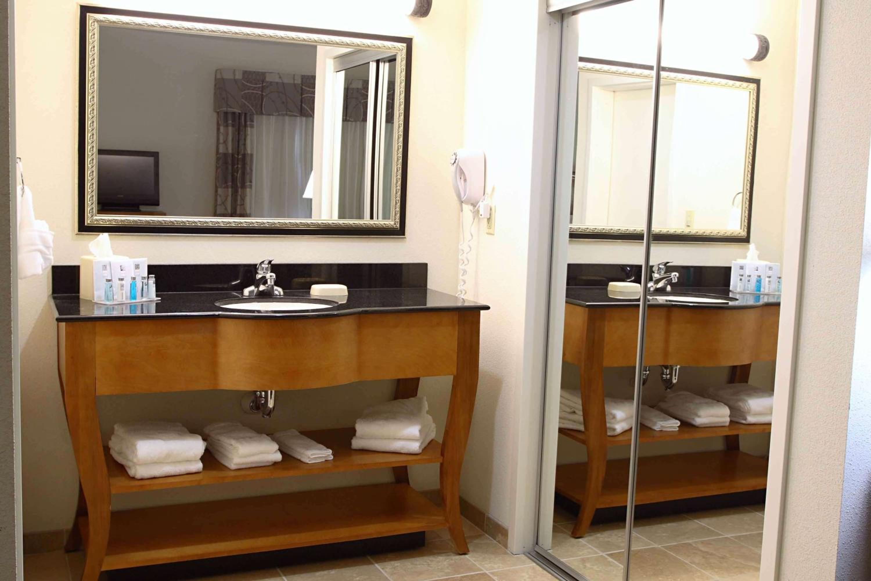 King Room with King Bed - Non-Smoking - Photo 4