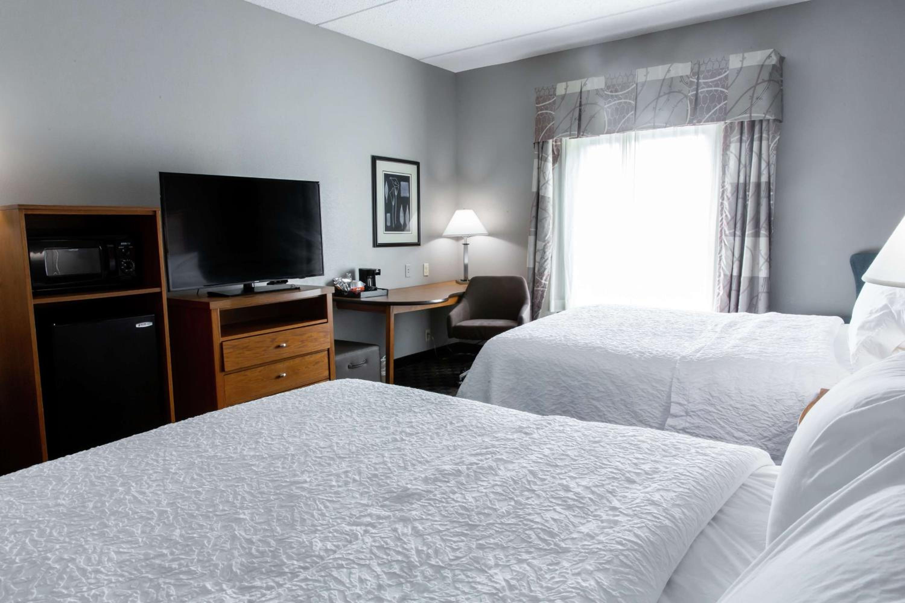 Room with Two Queen Beds - Non-Smoking - Photo 3