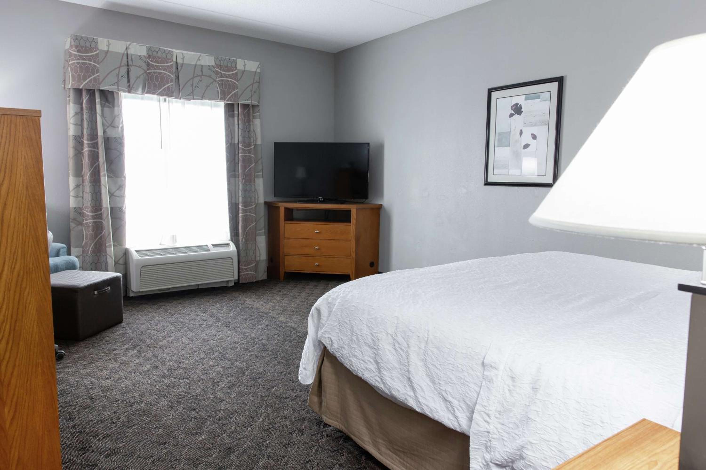 King Room with King Bed - Non-Smoking - Photo 2