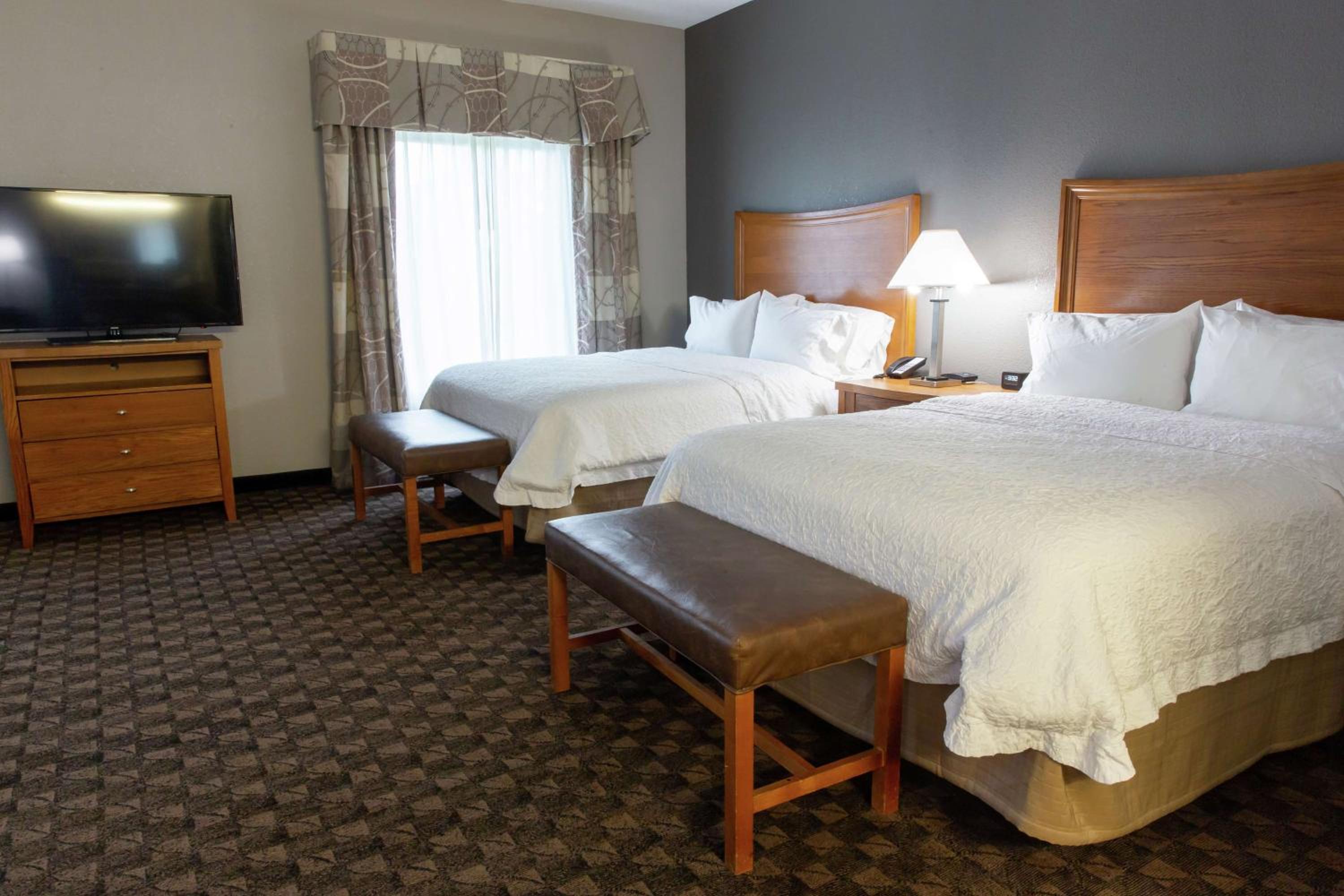 Room with Two Queen Beds - Non-Smoking - Photo 2