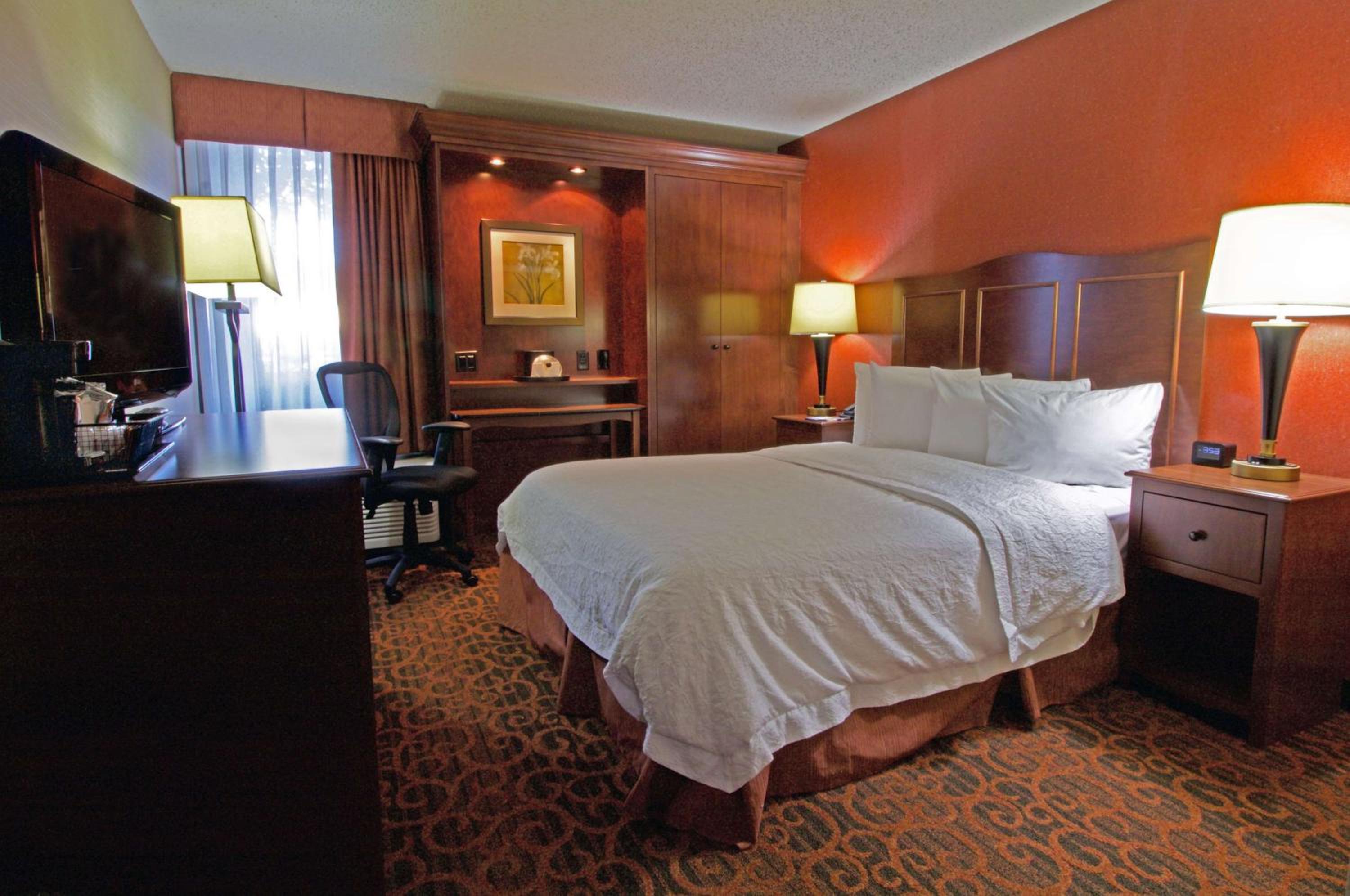 Queen Room with Mobility Access/Non-Smoking - Photo 2