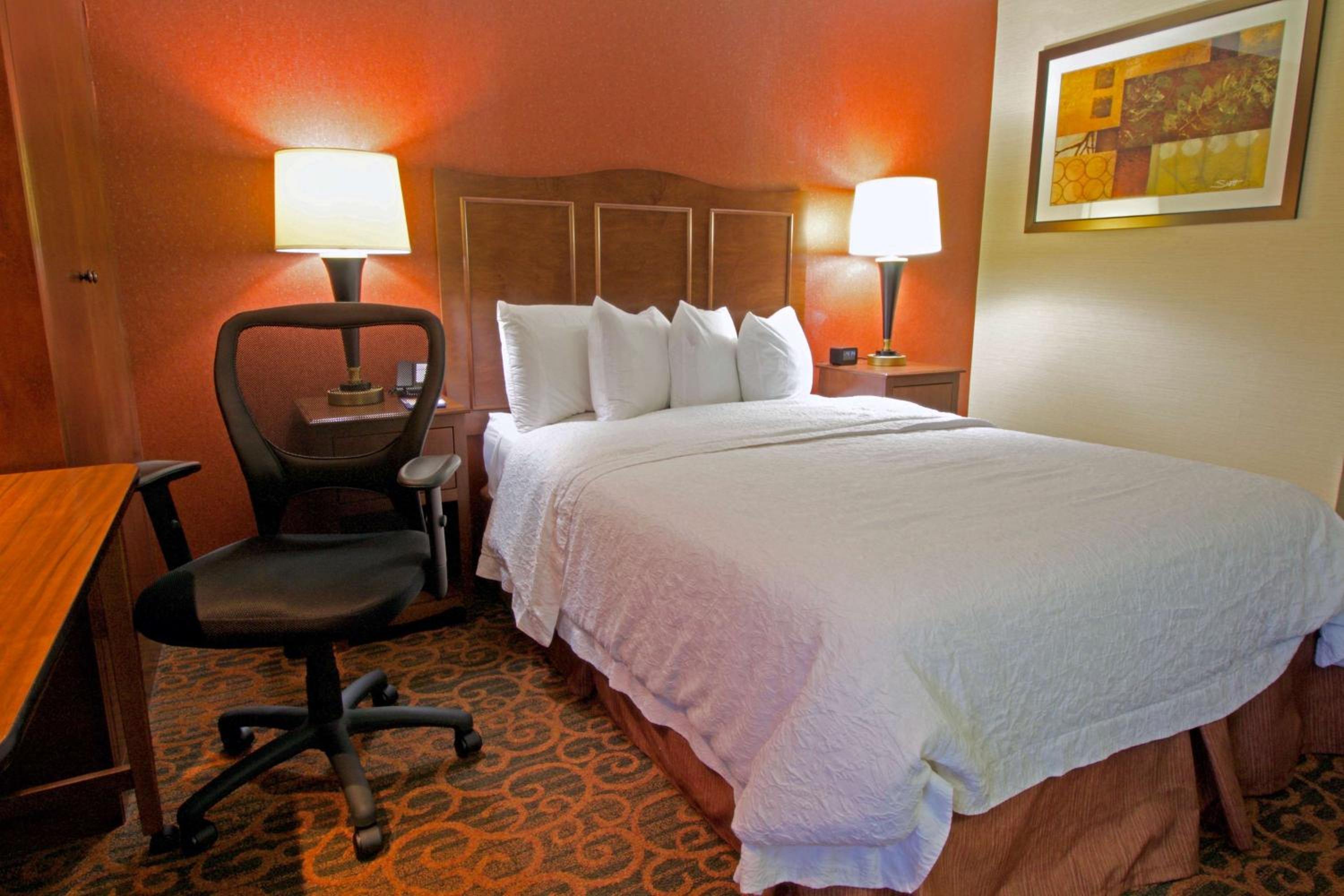 Queen Room with Mobility Access/Non-Smoking - Photo 4
