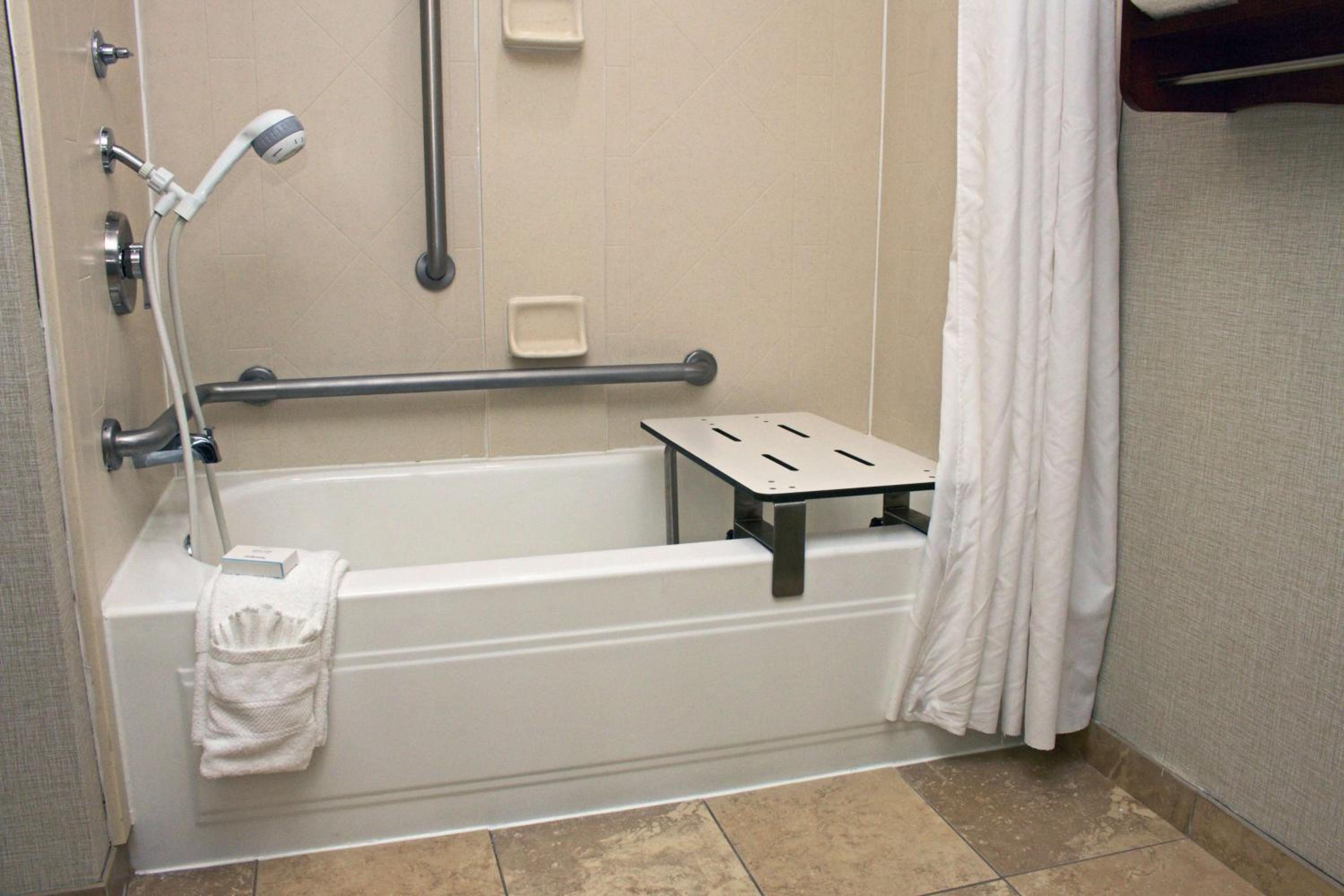 Queen Room with Mobility Access/Non-Smoking - Photo 3