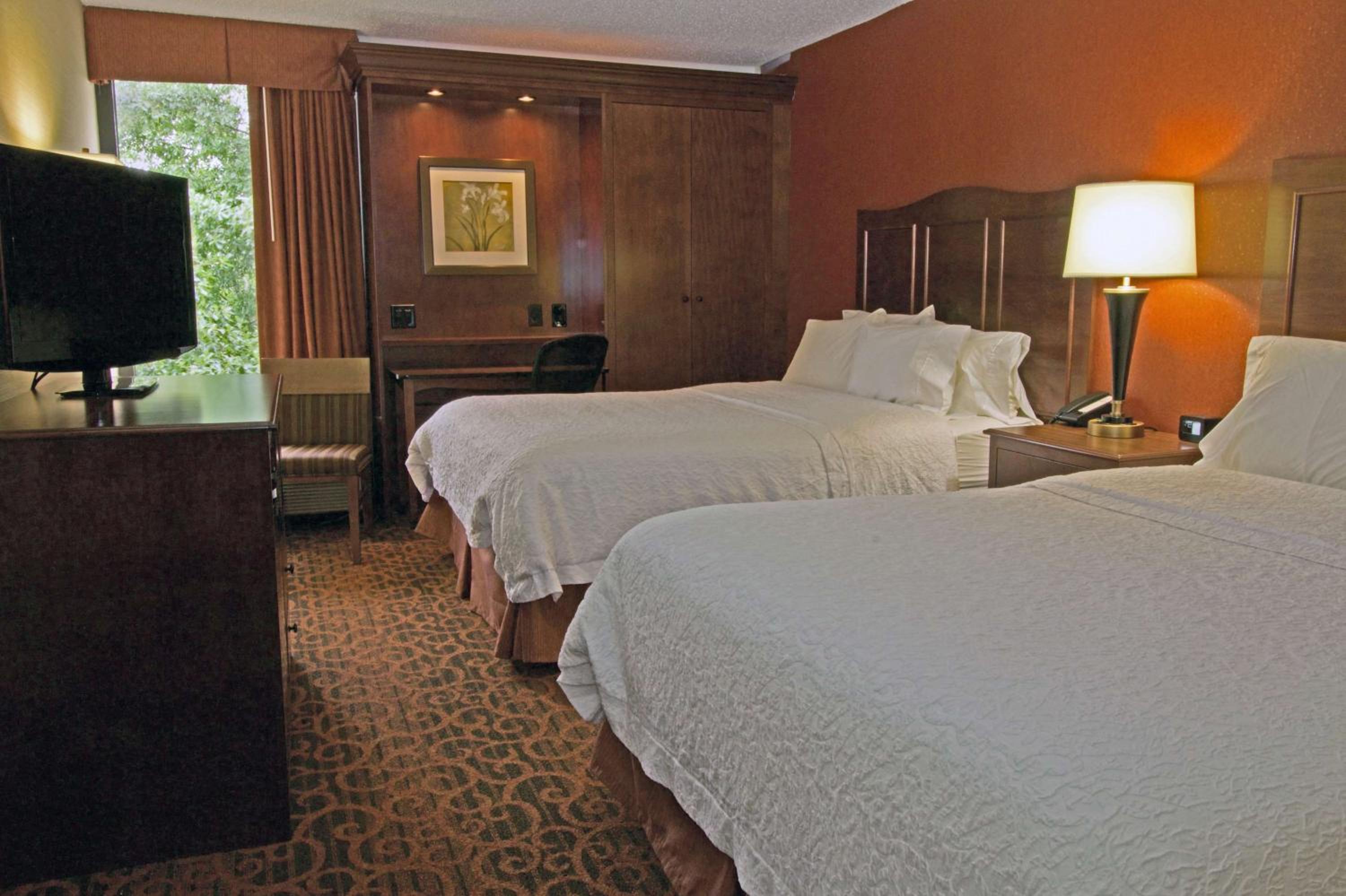Queen Room with Two Queen Beds (4 Adults) - Photo 2