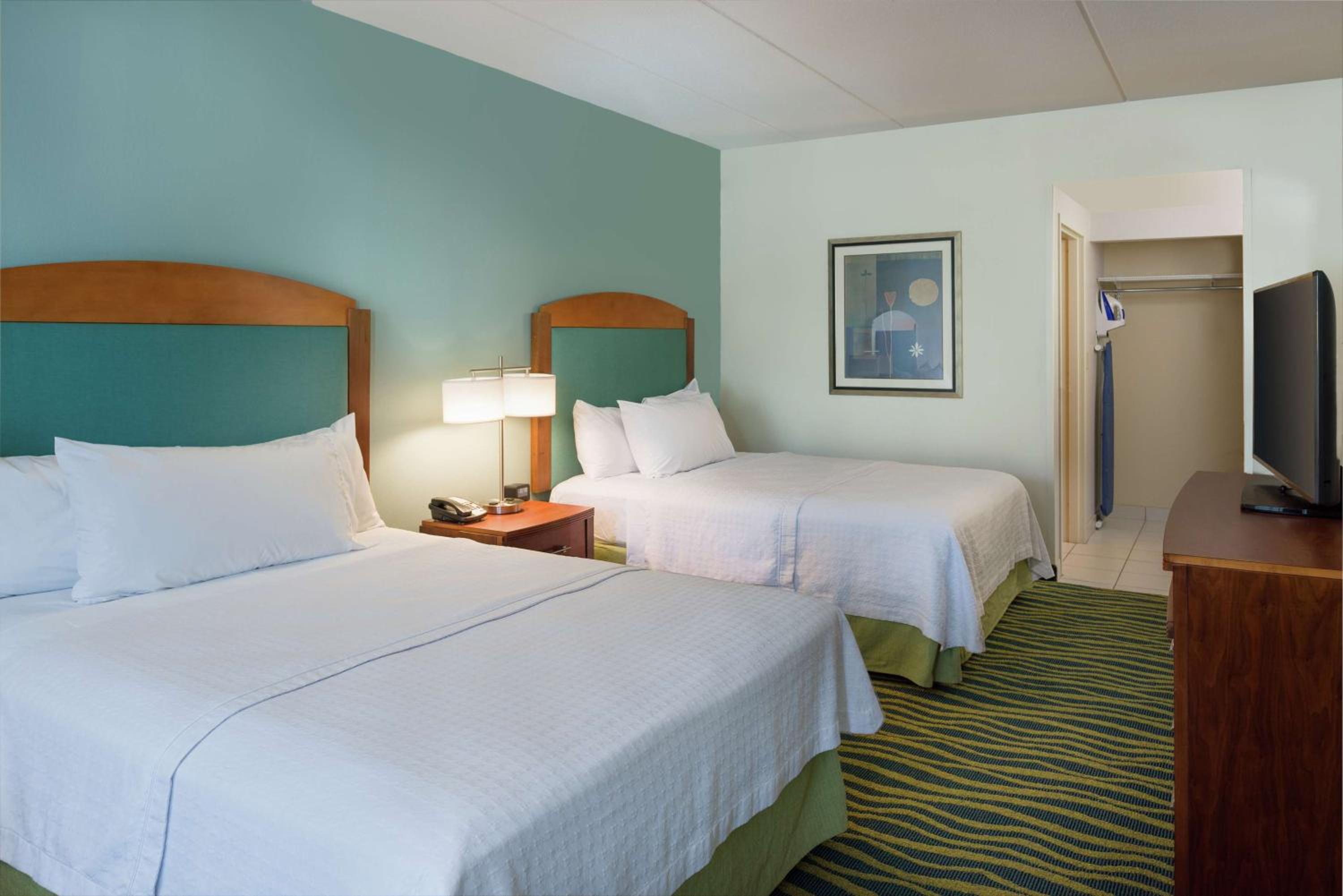 One-Bedroom Queen Suite with Two Queen Beds - Non-Smoking - Photo 4