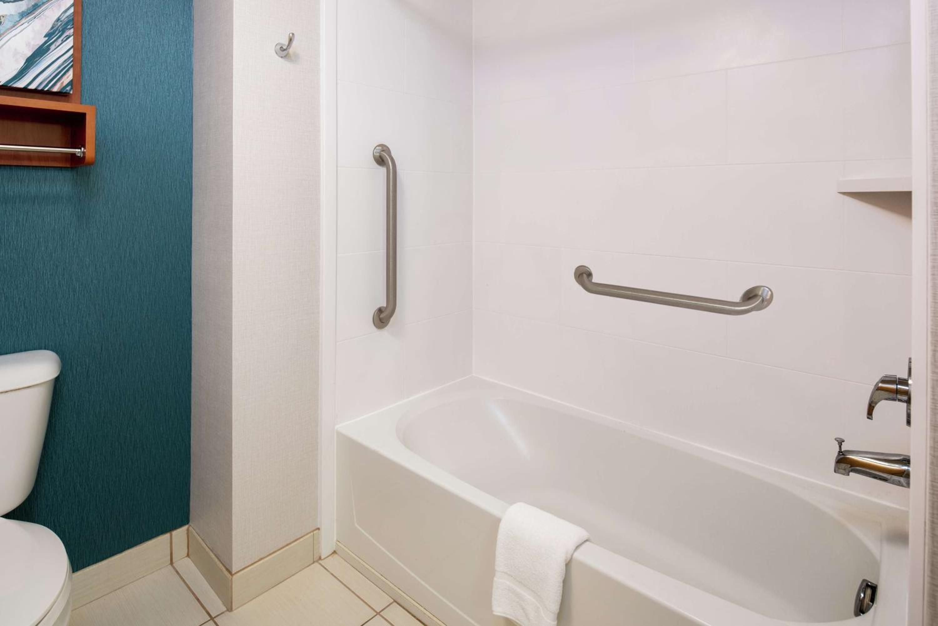 Queen Suite with Two Queen Beds - Mobility Access/Non-Smoking - Photo 3