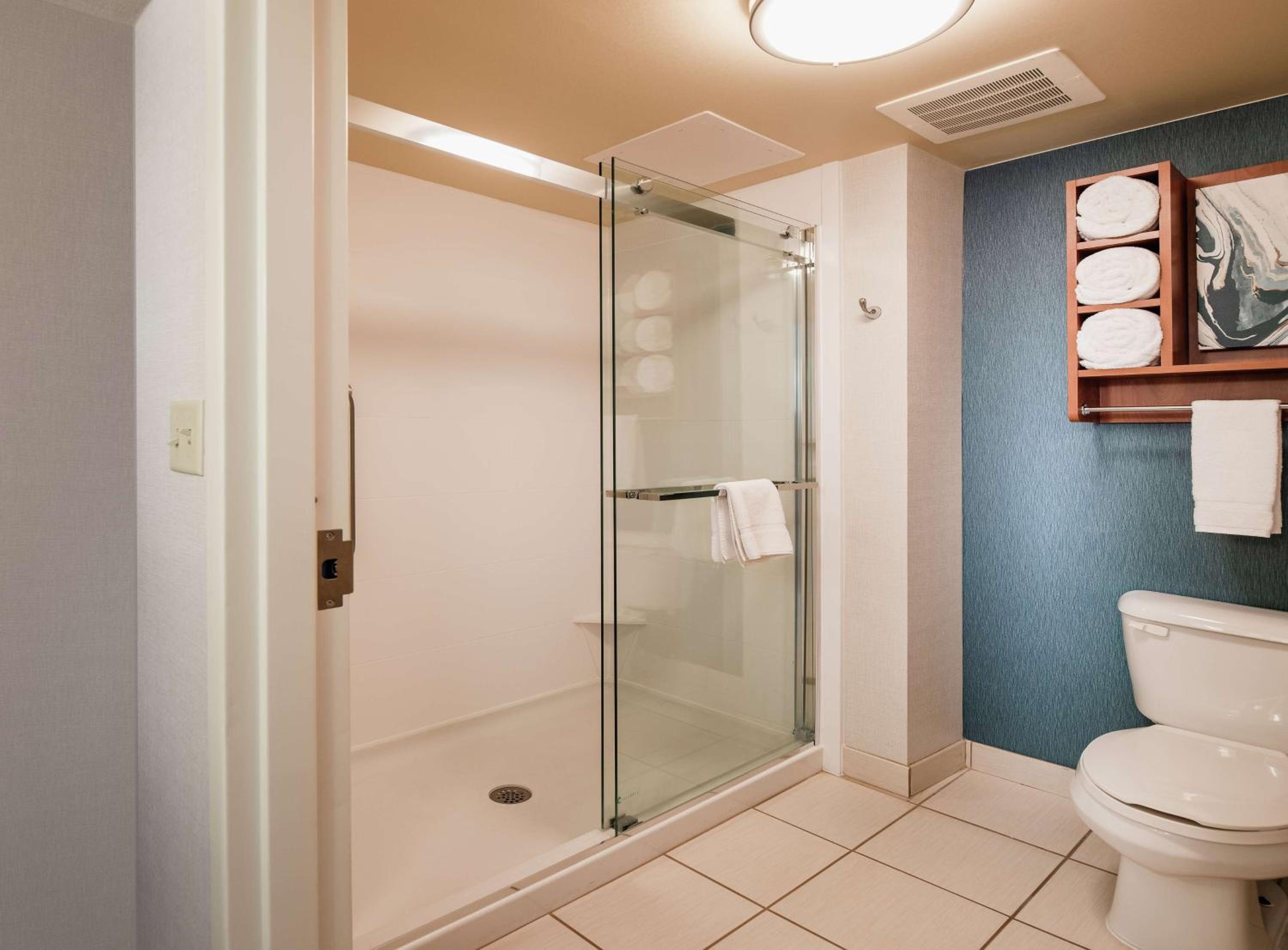 One-Bedroom Queen Suite with Two Queen Beds - Non-Smoking - Photo 3