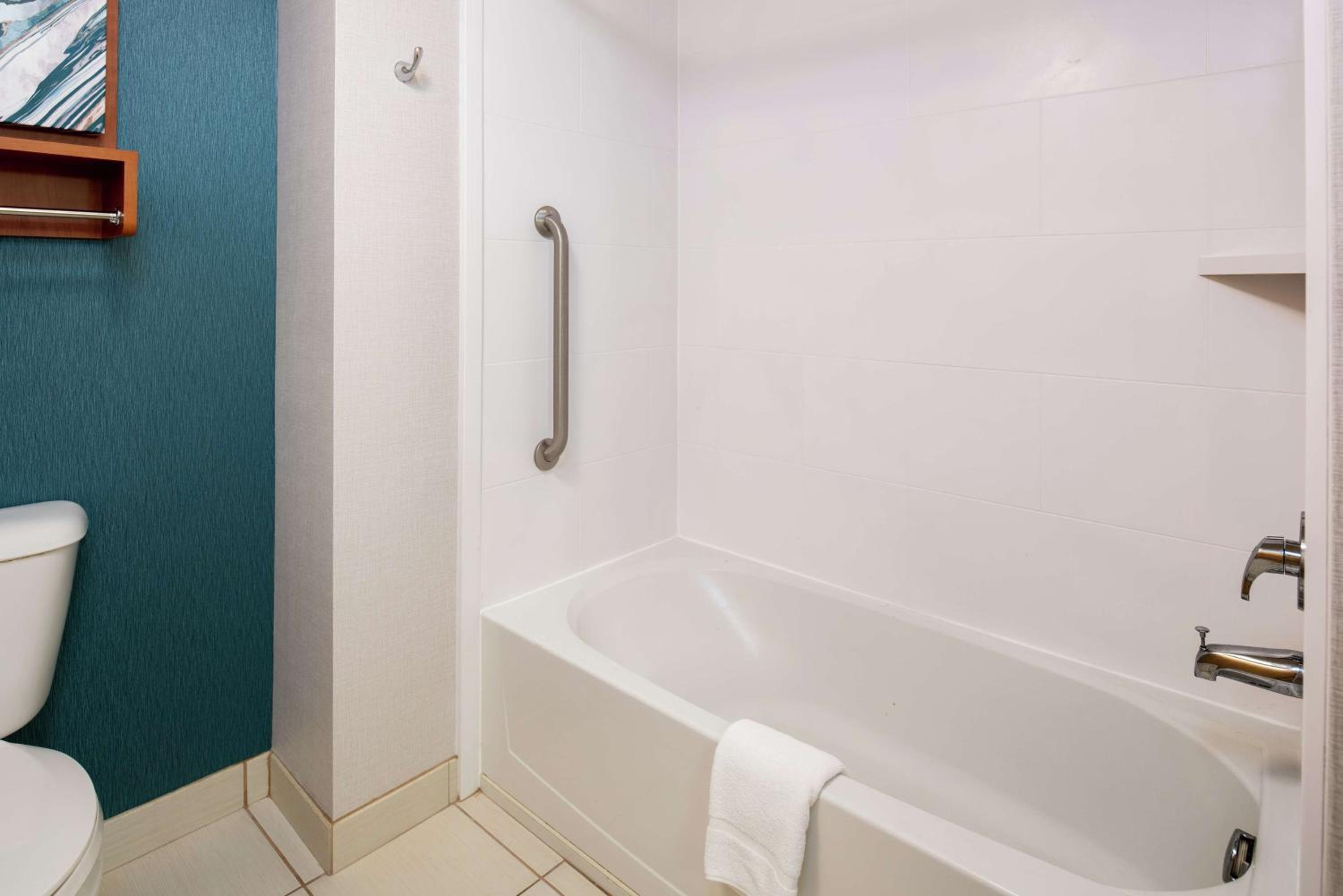 One-Bedroom Queen Suite with Two Queen Beds - Non-Smoking - Photo 2