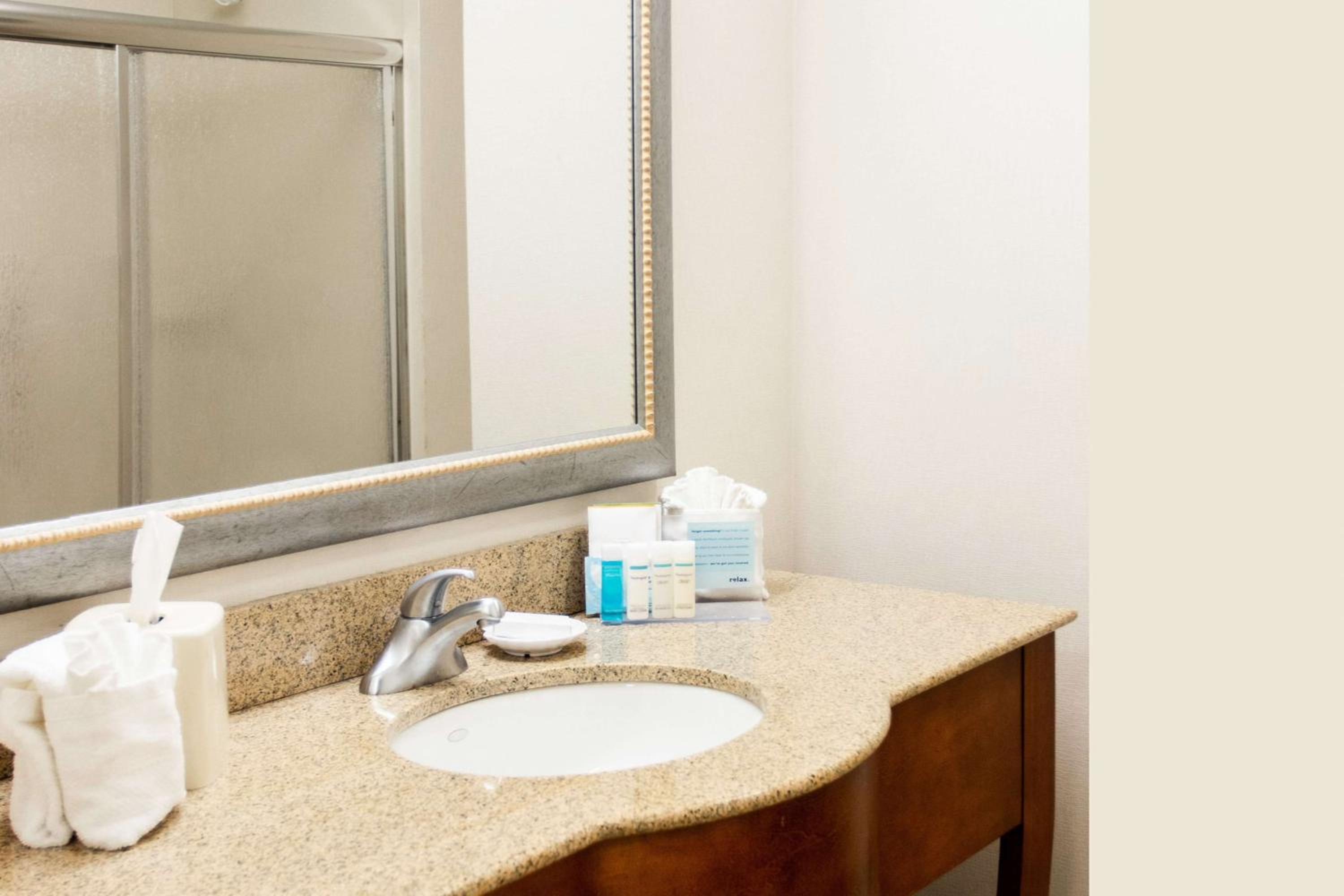 King Room with Accessible Tub - Mobility and Hearing Access/Non-Smoking photo 2