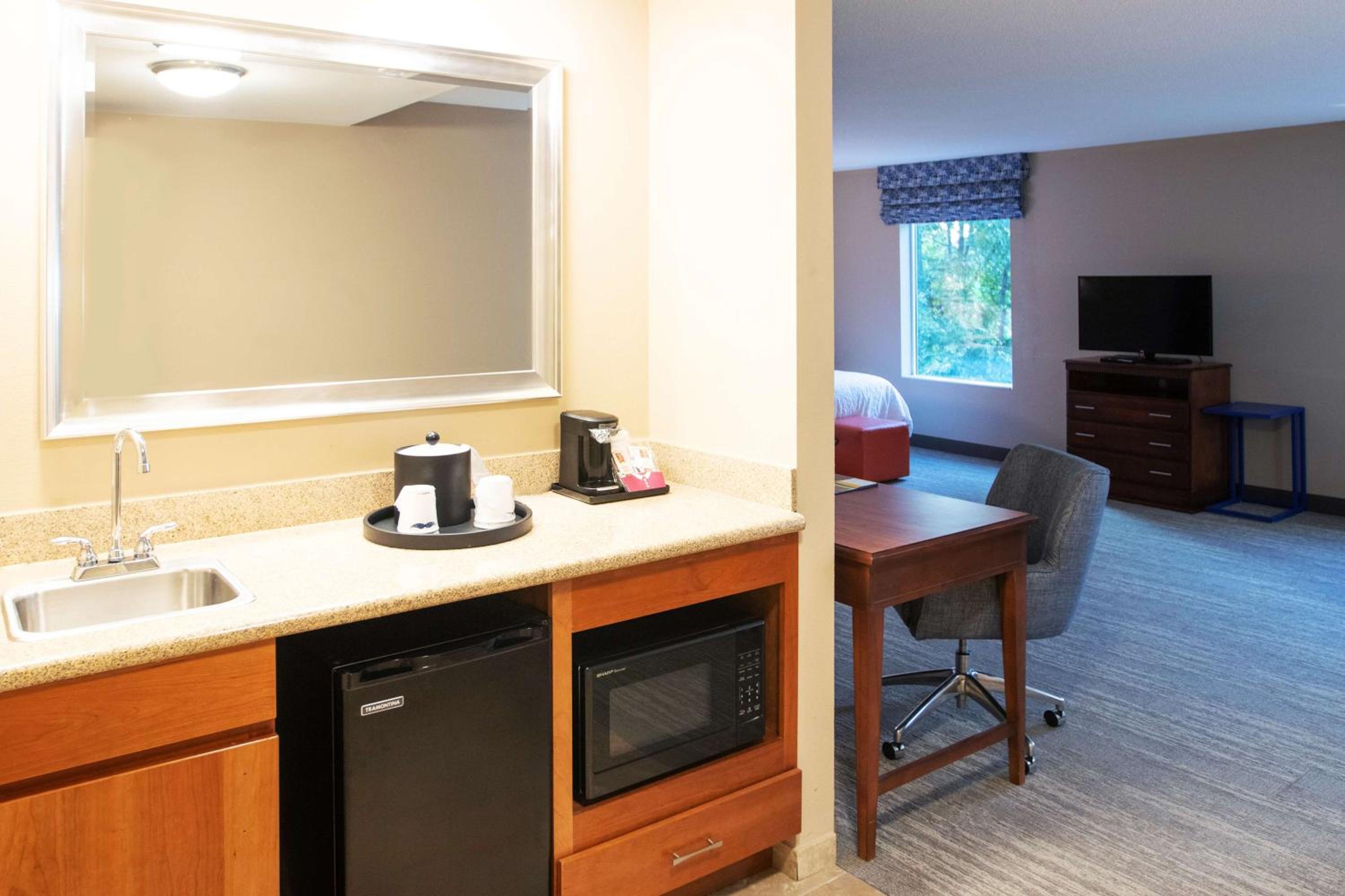 Queen Studio Suite with Two Queen Beds and Sofa Bed - Non-Smoking photo 2