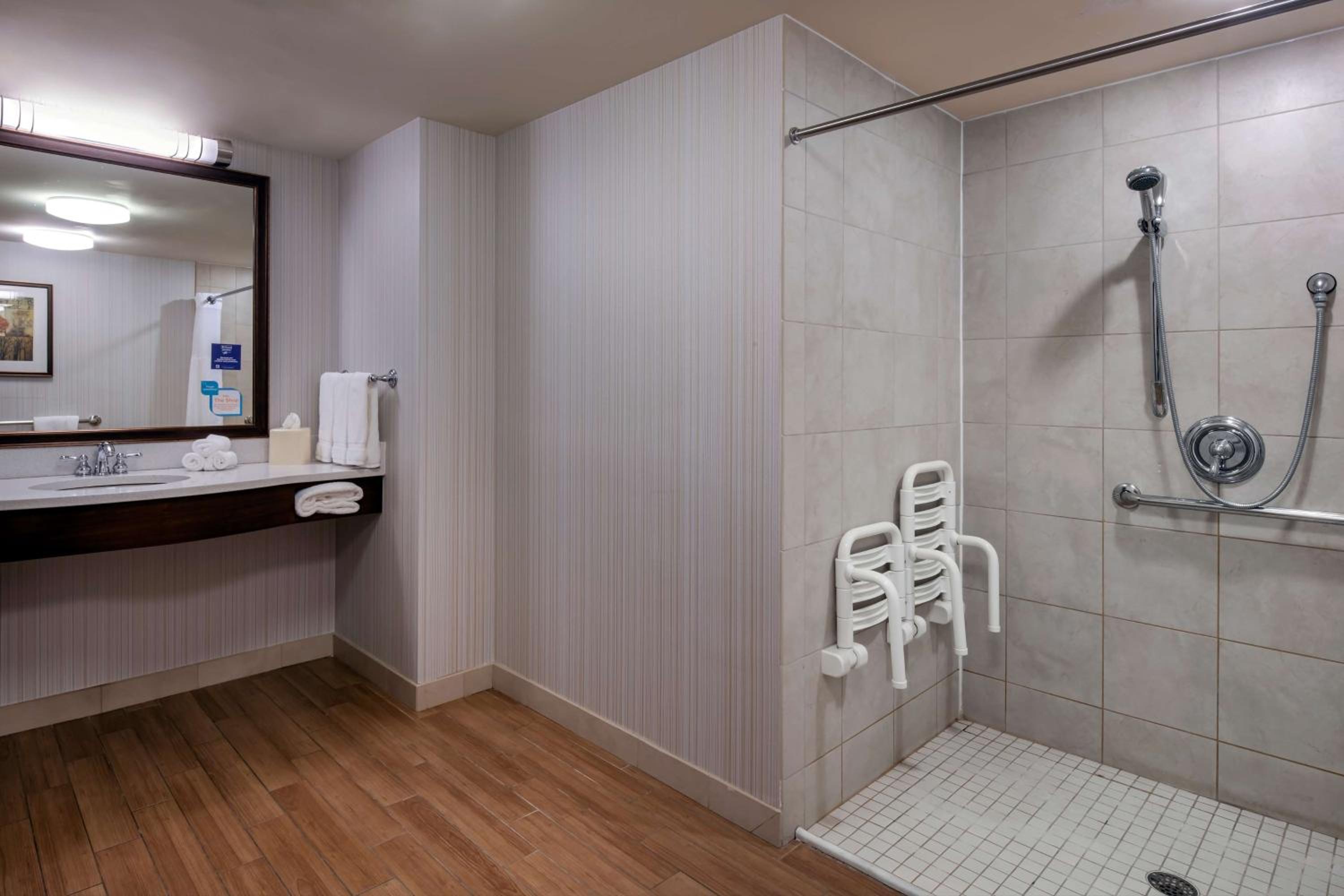 King Room with Tub - Mobility and Hearing Access - Photo 1