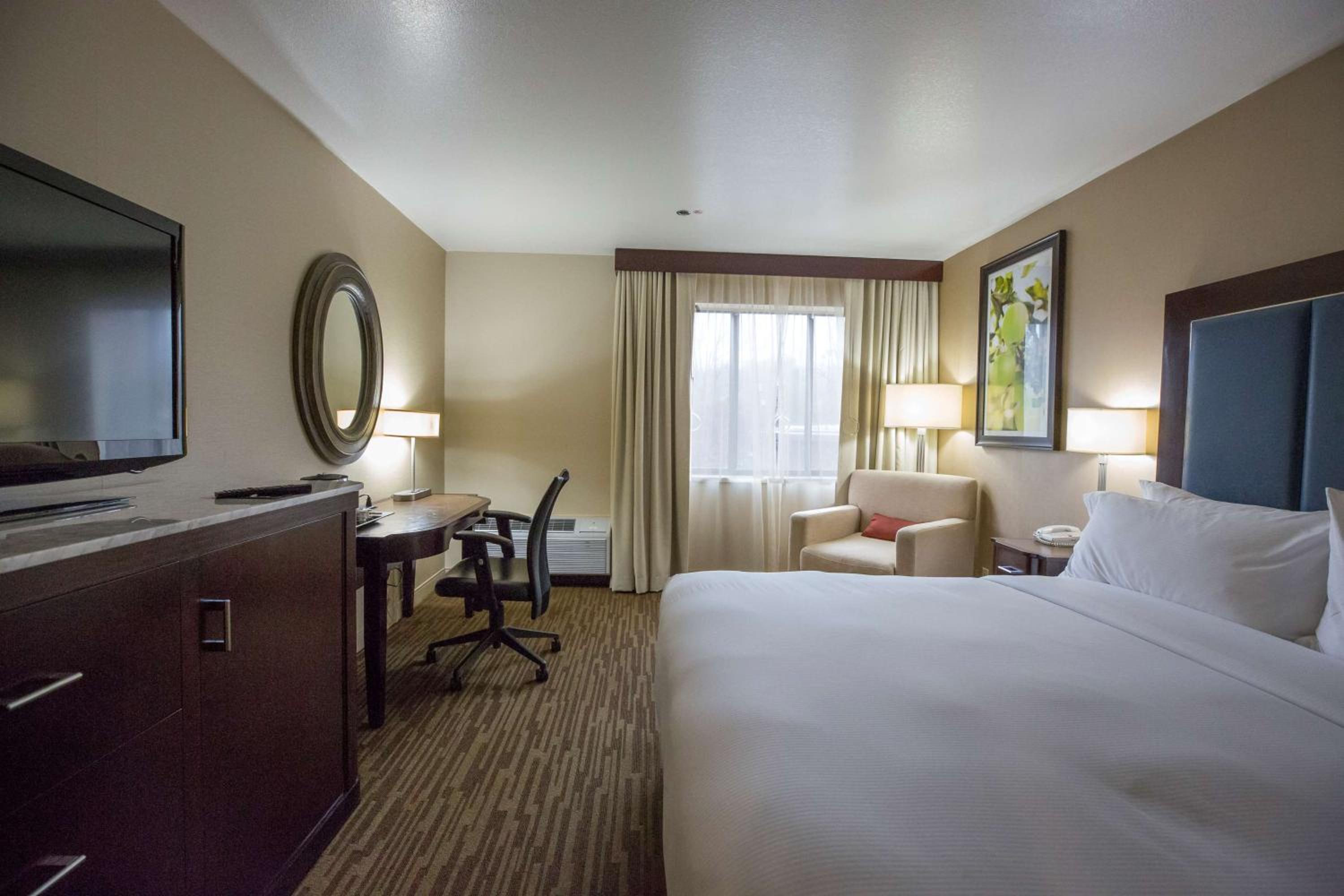 King Room Accessible Tub - Mobility Access/Non-Smoking