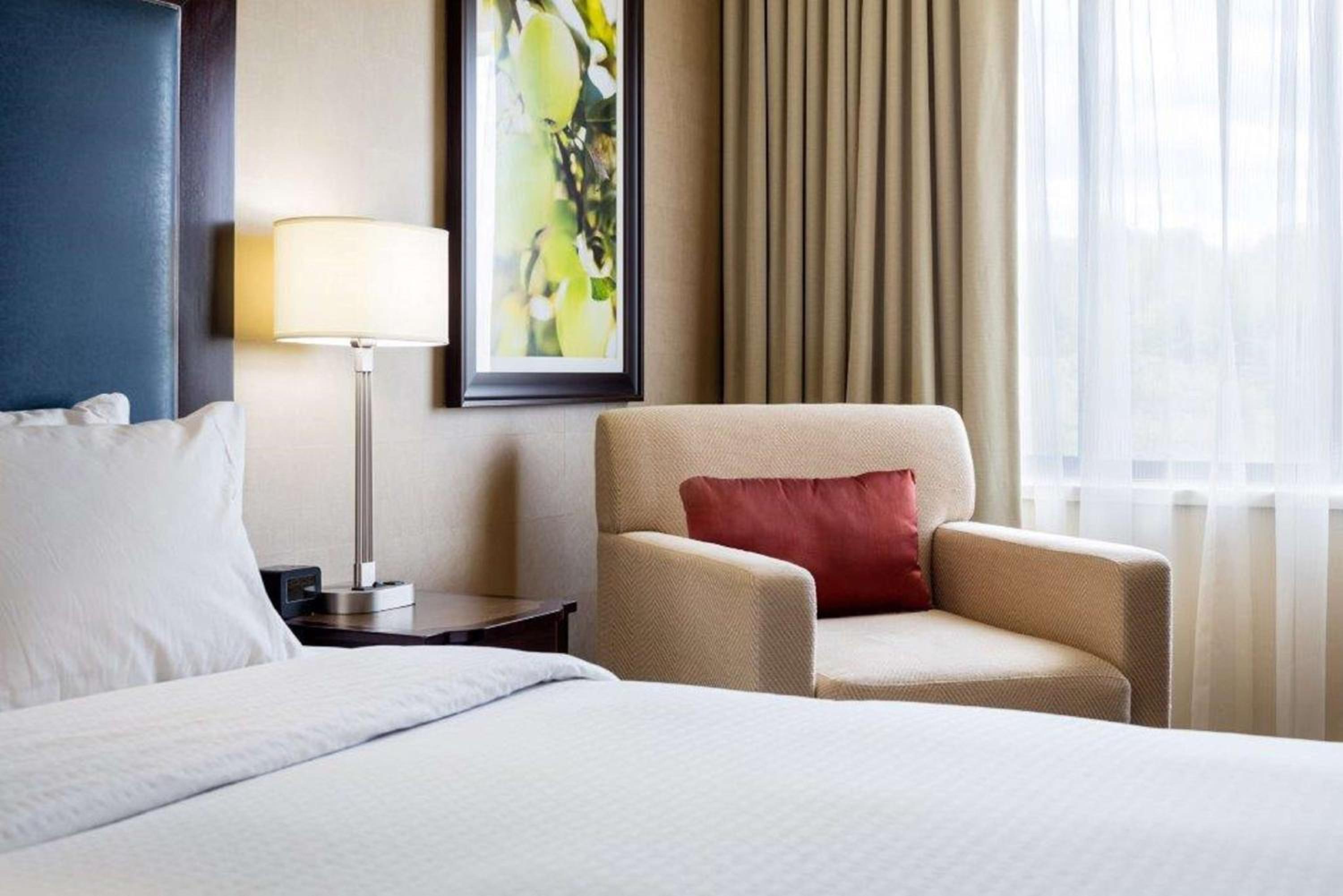 King Room with Sofa Bed - Hearing Access - Photo 4
