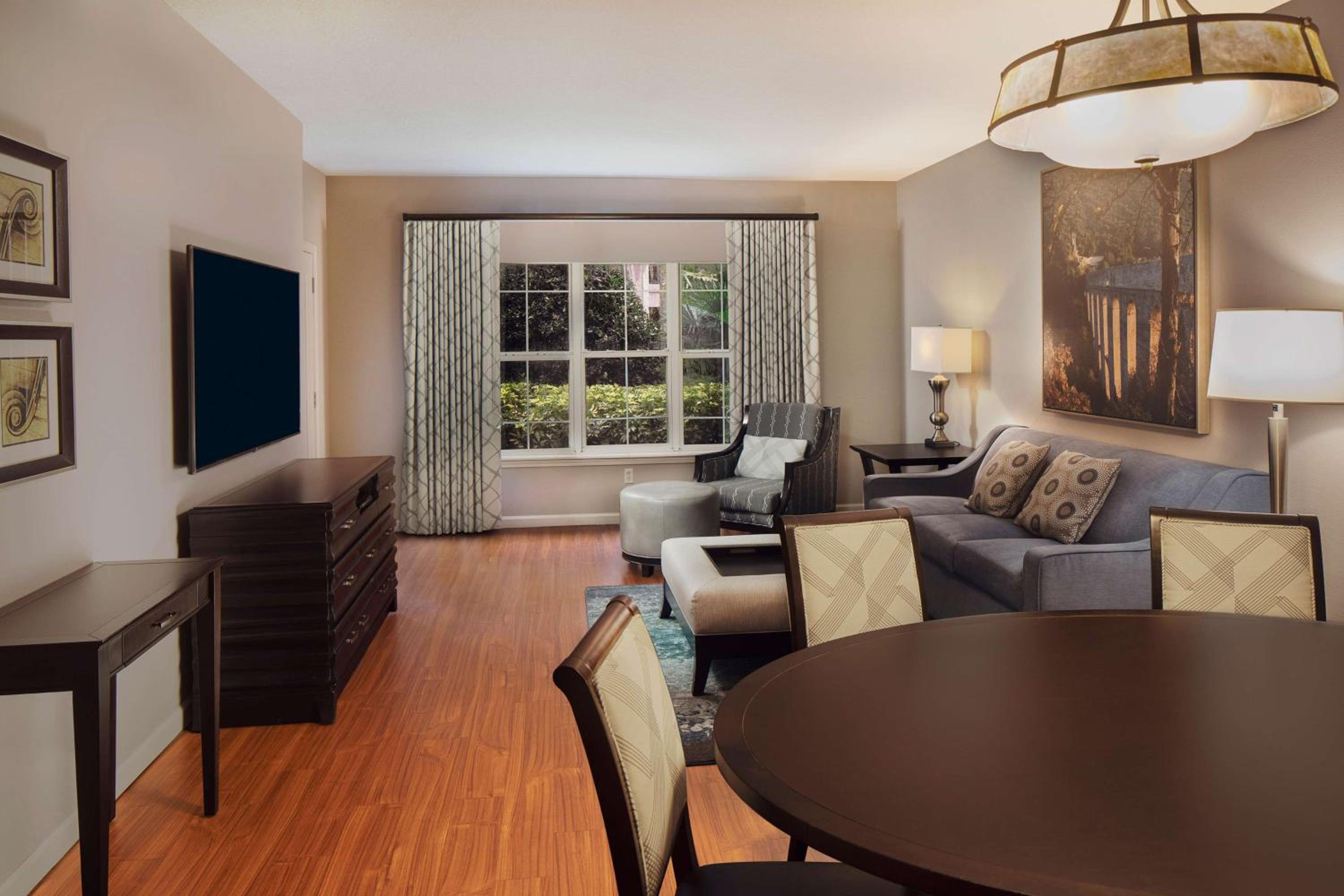 Two Bedroom Suite with sofabed & balcony thumbnail 5