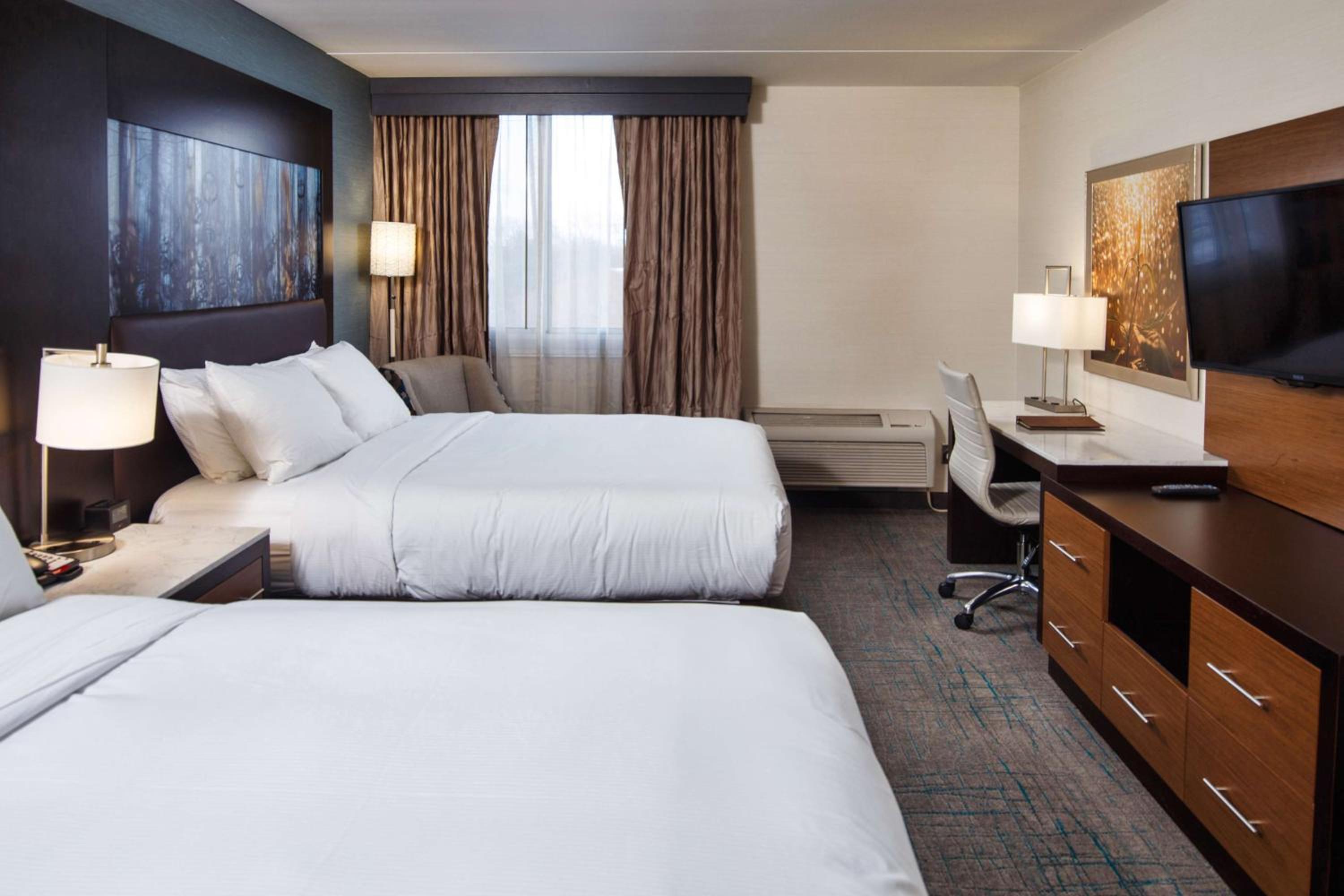 Queen Room with Two Queen Beds - Photo 11