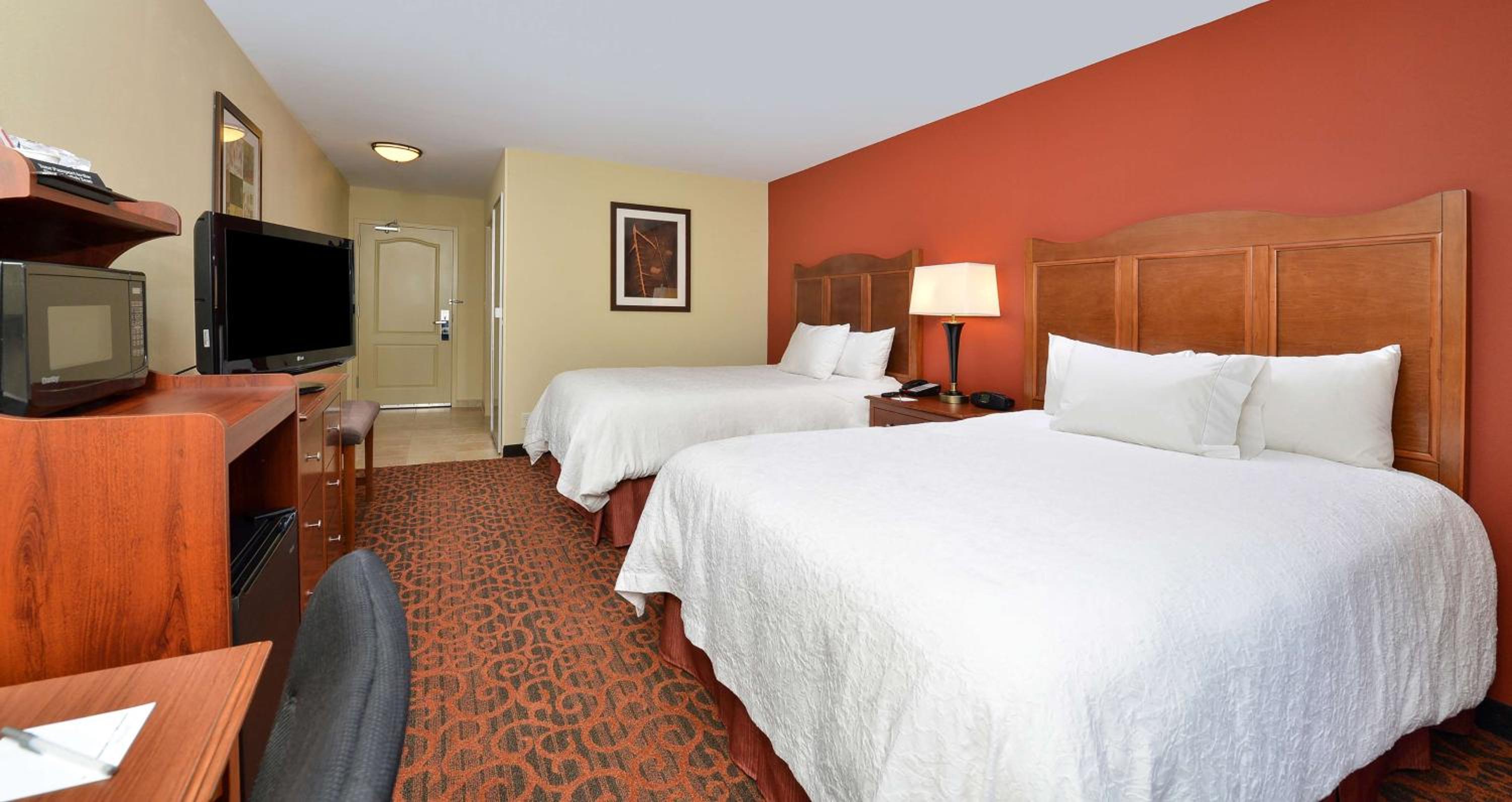 Room with Two Queen Beds - Non-Smoking - Photo 7