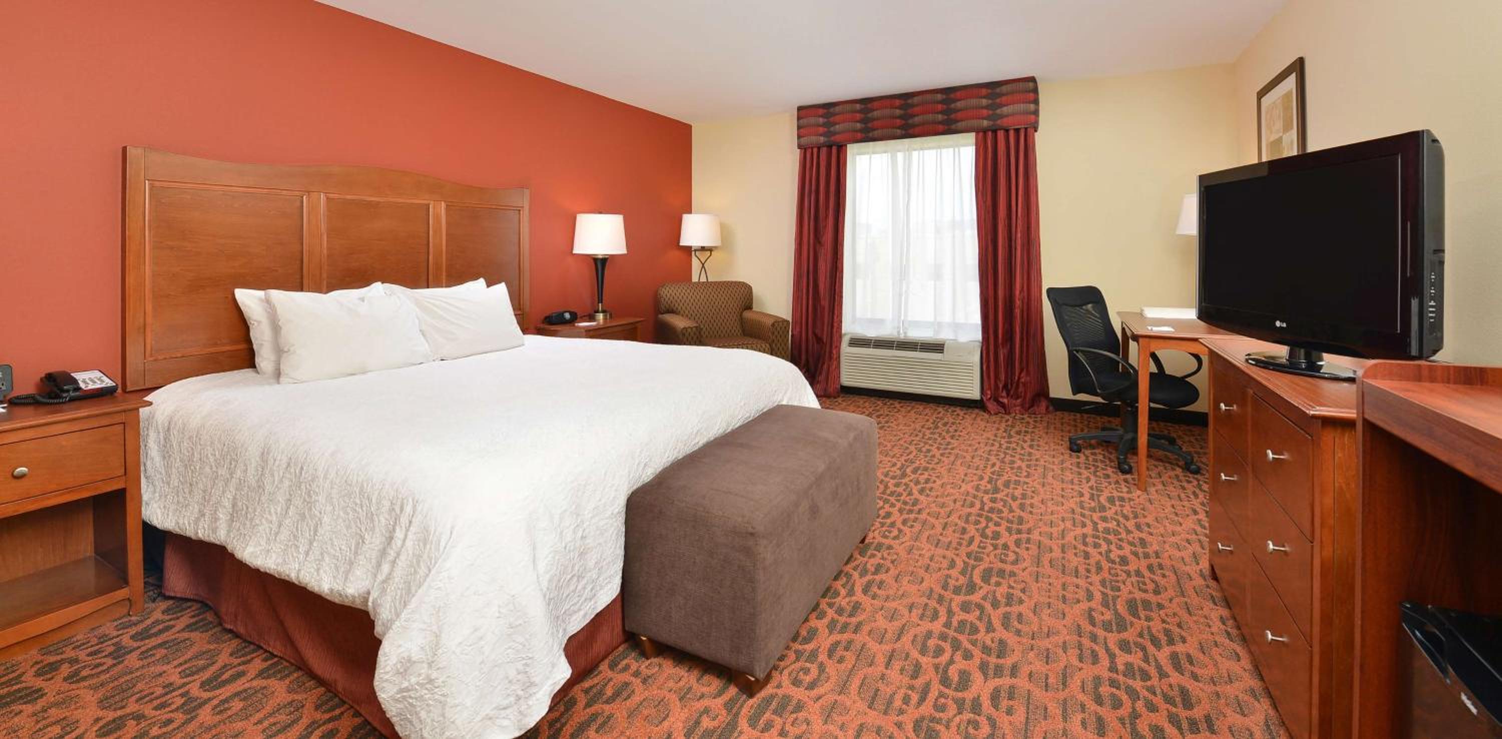 King Room with Accessible Tub - Mobility and Hearing Access/Non-Smoking - Photo 6