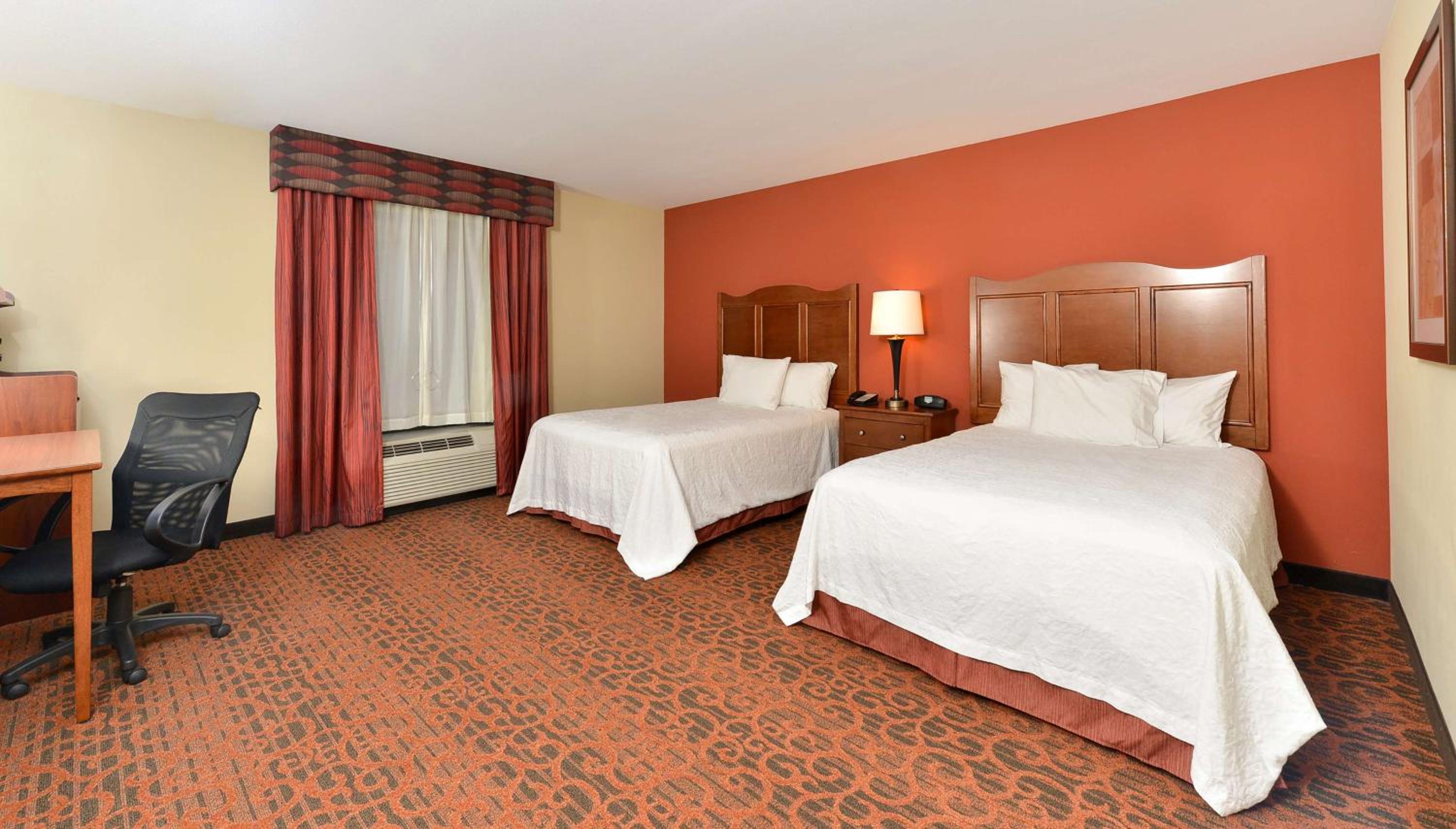 Room with Two Queen Beds - Non-Smoking - Photo 4