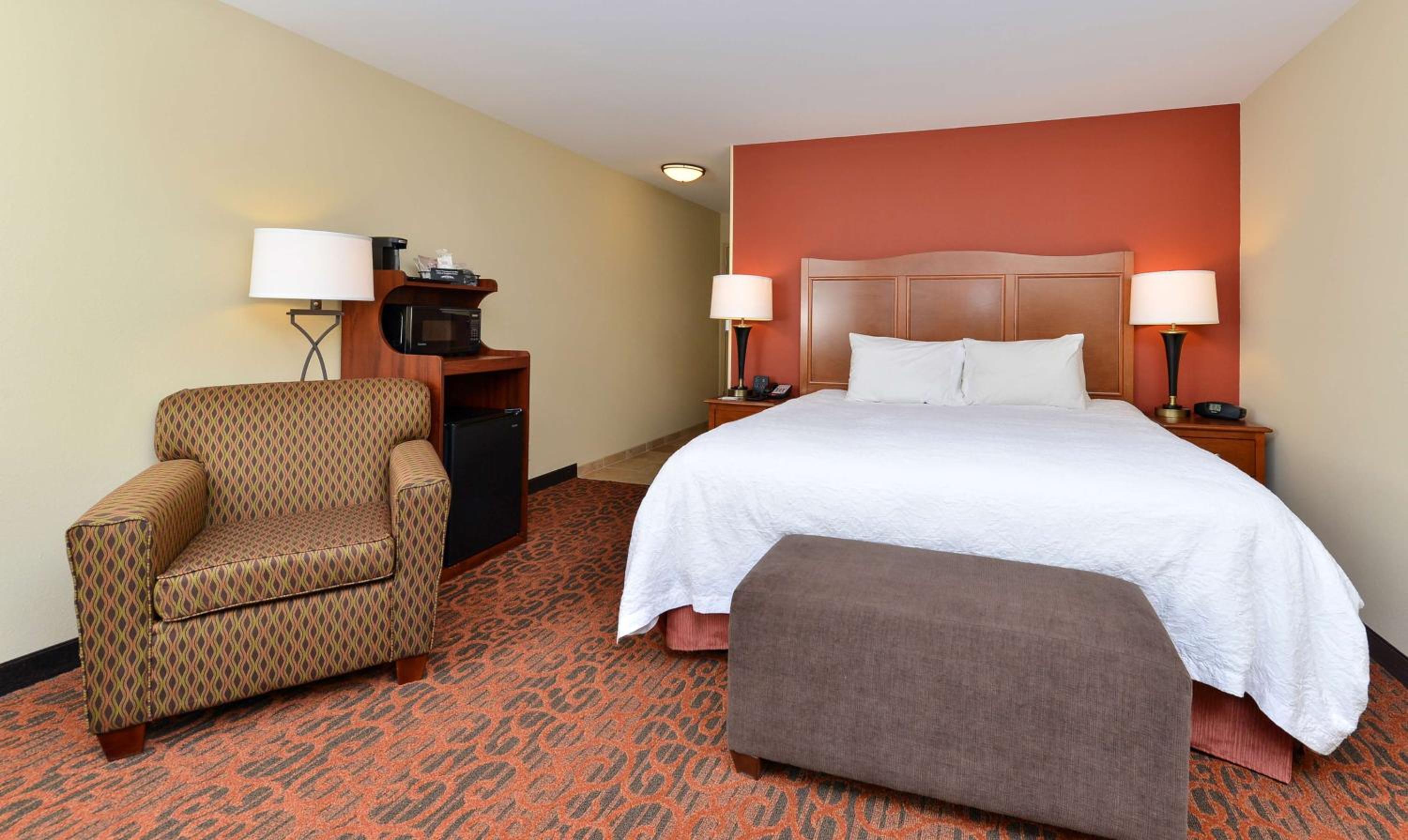 King Room with King Bed - Non-Smoking - Photo 7