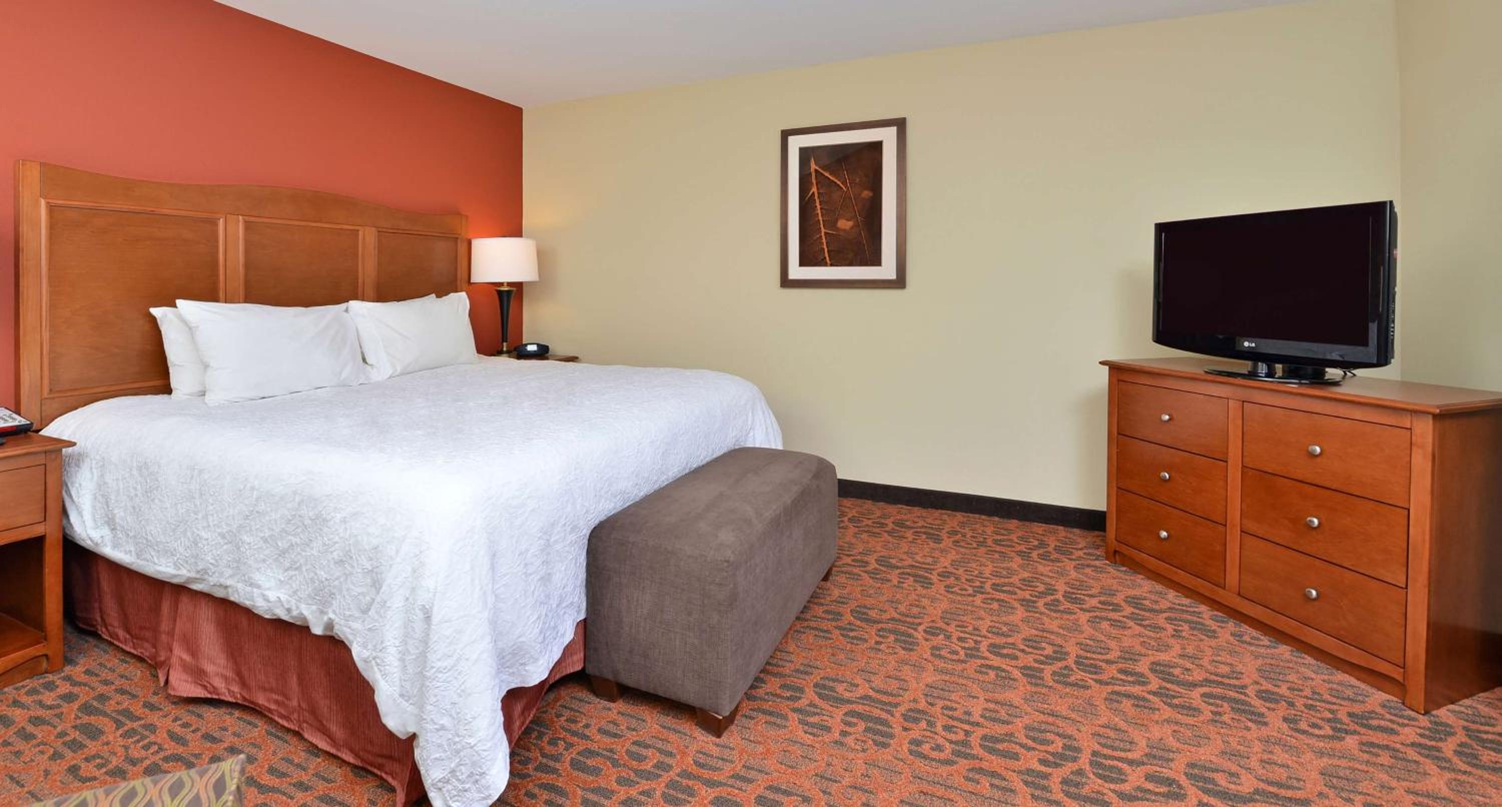 King Room with King Bed - Non-Smoking - Photo 3