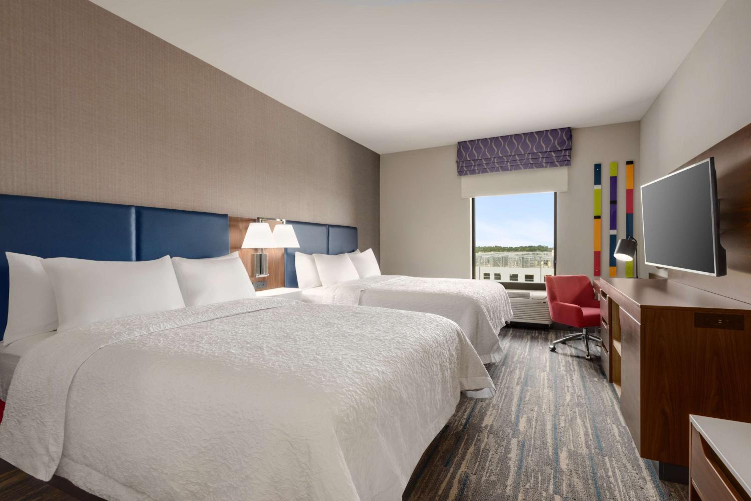 Queen Room with Two Queen Beds - Non-Smoking - Photo 4