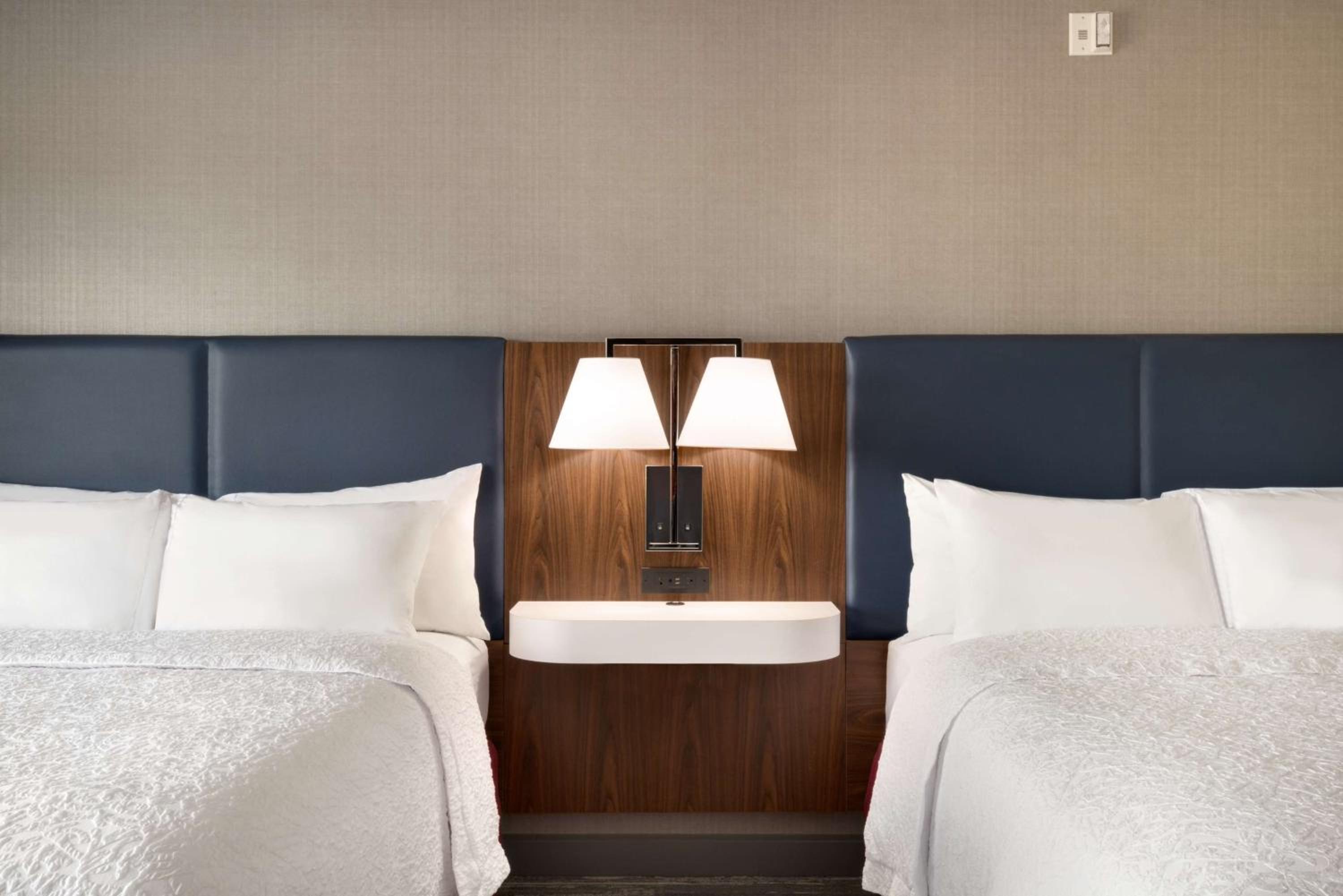 Queen Room with Two Queen Beds - Non-Smoking - Photo 3