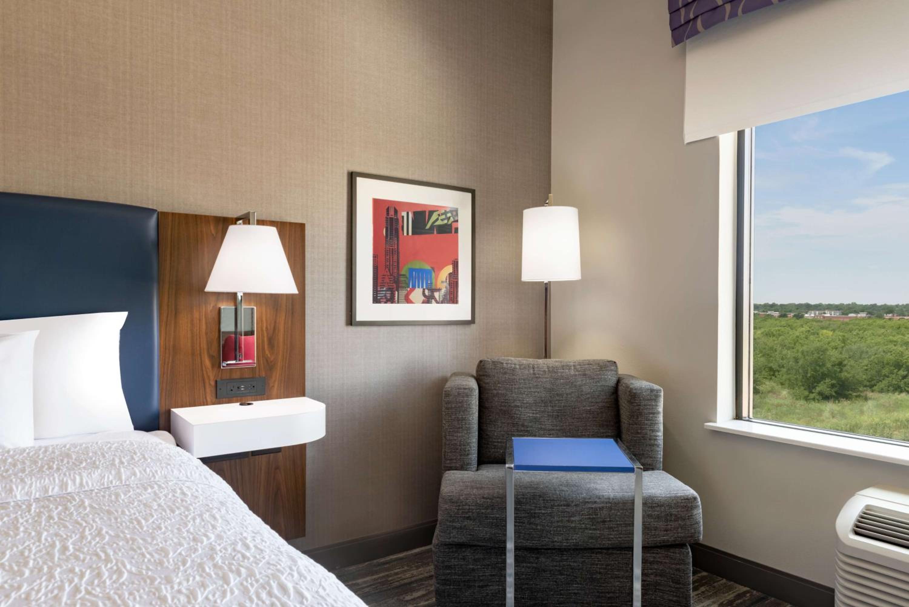 King Room - Non-Smoking - Photo 3