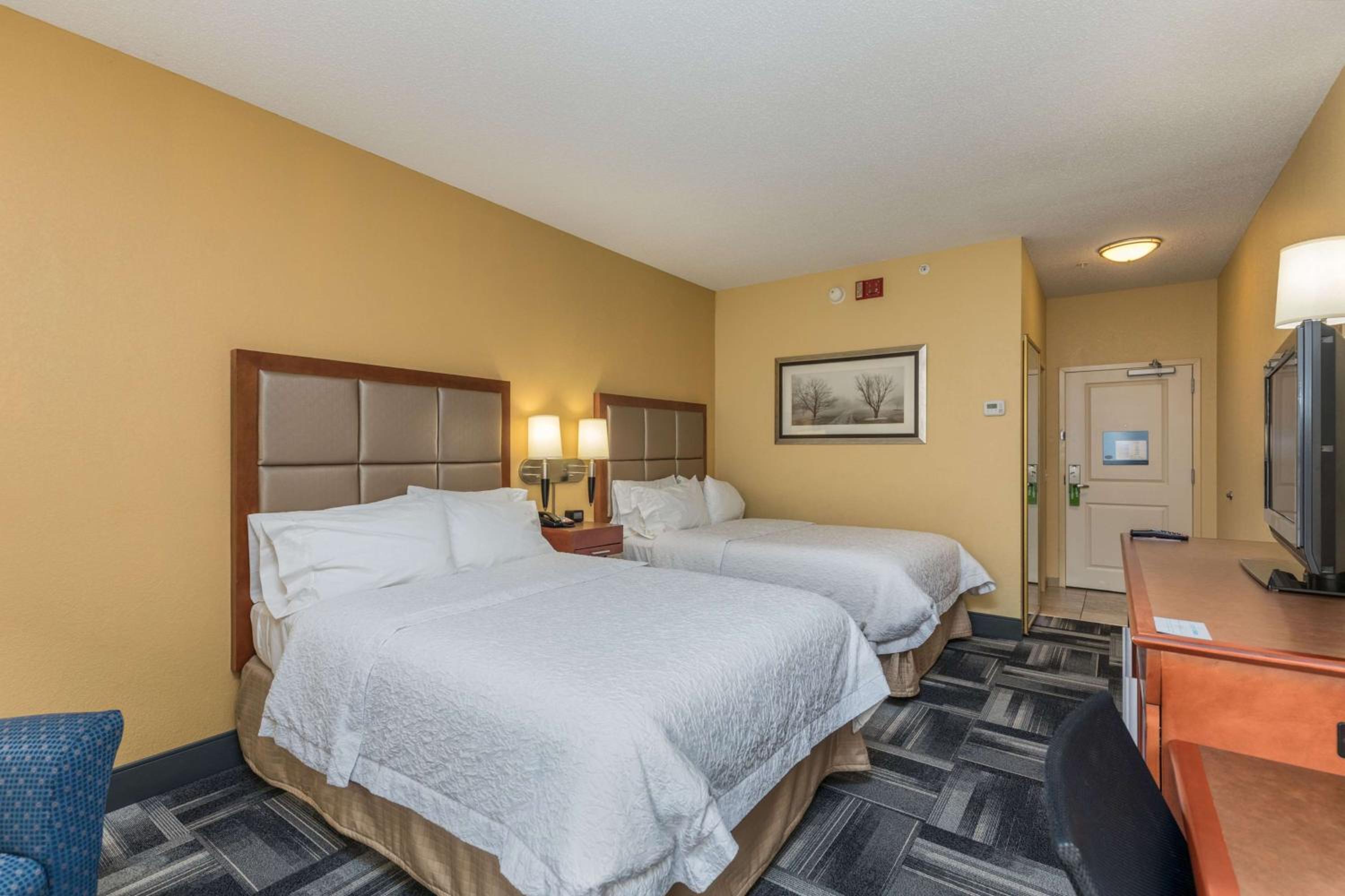 Queen Room with Two Queen Beds - Non-Smoking - Photo 6