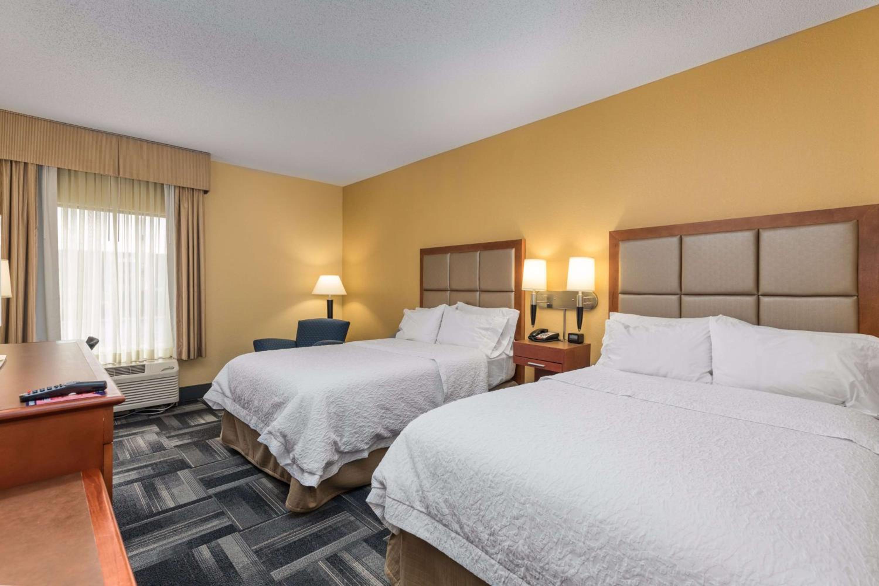 Queen Room with Two Queen Beds - Non-Smoking - Photo 3