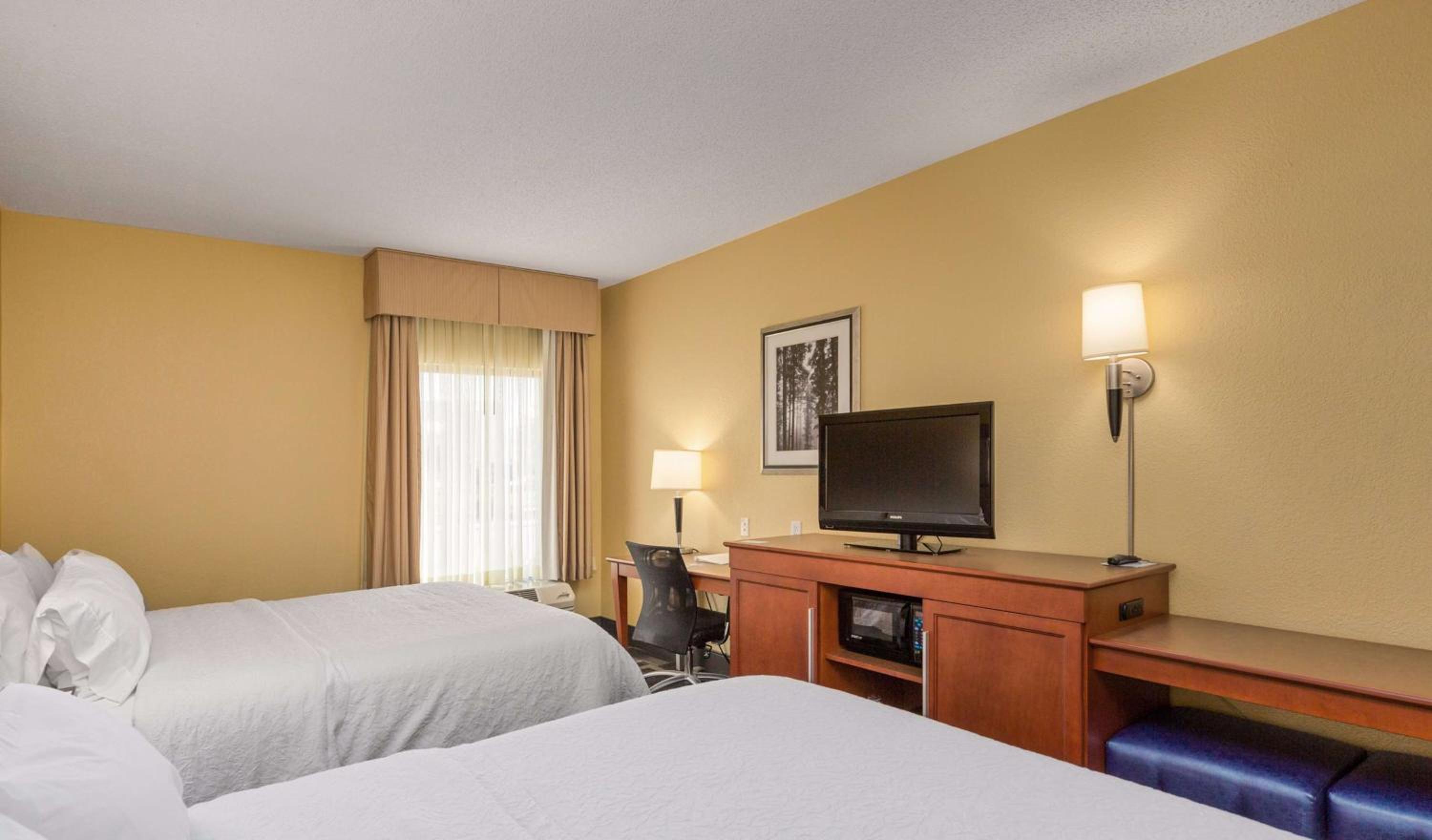 Queen Room with Two Queen Beds - Non-Smoking - Photo 4