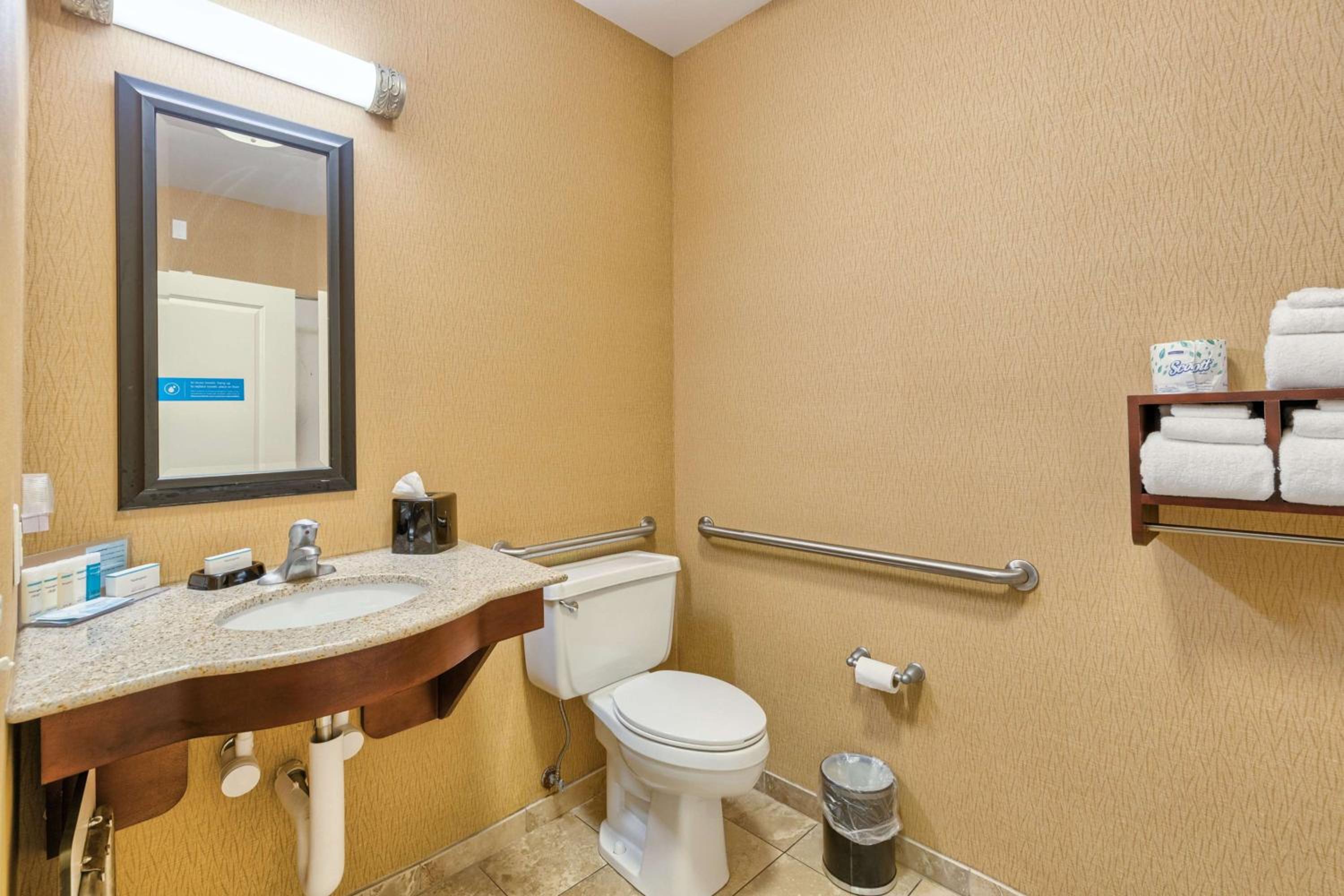 King Room with Tub - Mobility Access/Non-Smoking - Photo 5