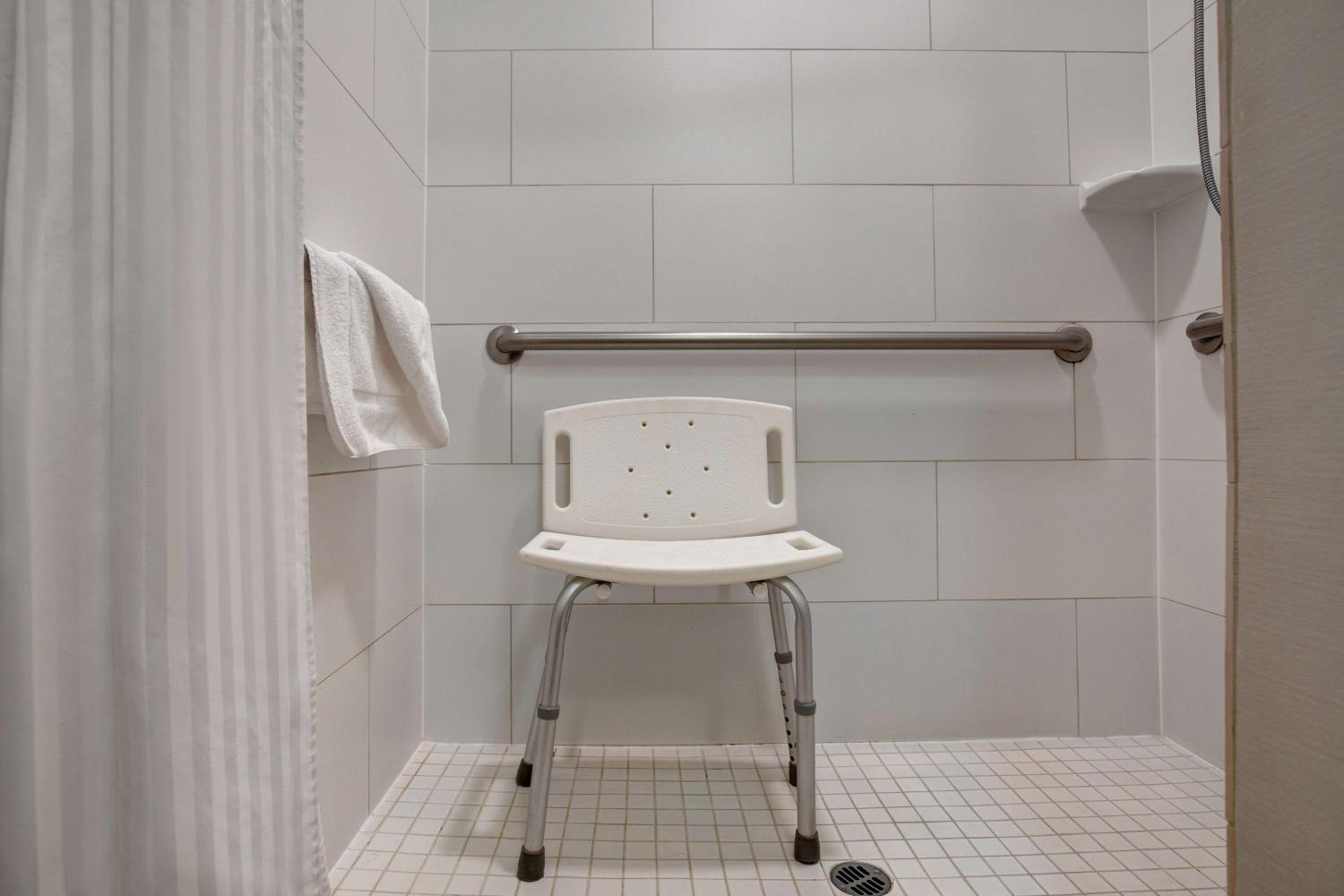 King Room with Accessible Tub - Mobility Access - Photo 3