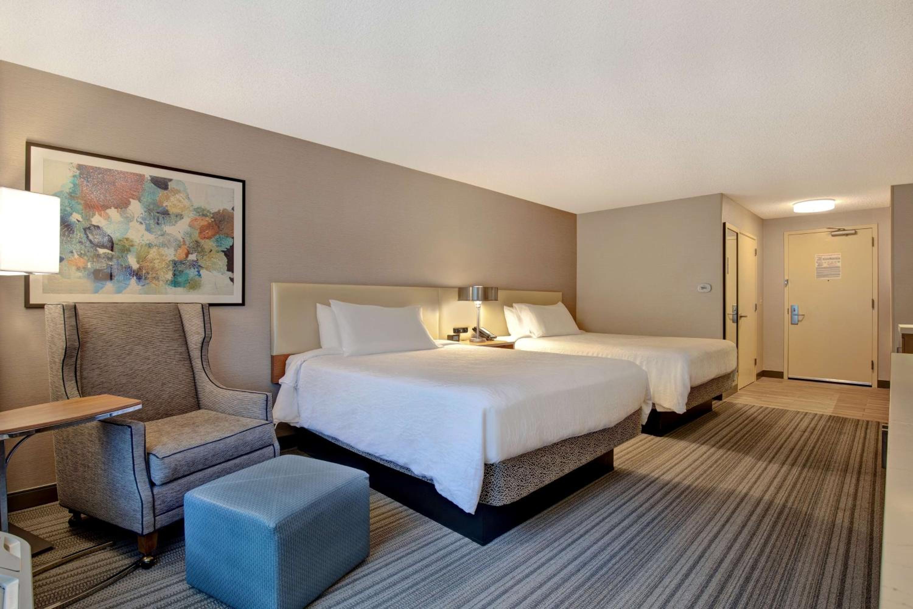 Queen Room with Two Queen Beds - Photo 4