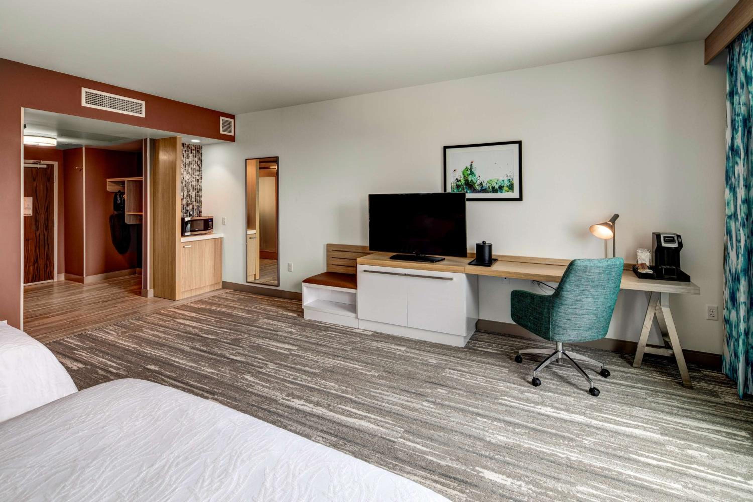 King Room with Tub - Mobility and Hearing Access - Photo 5