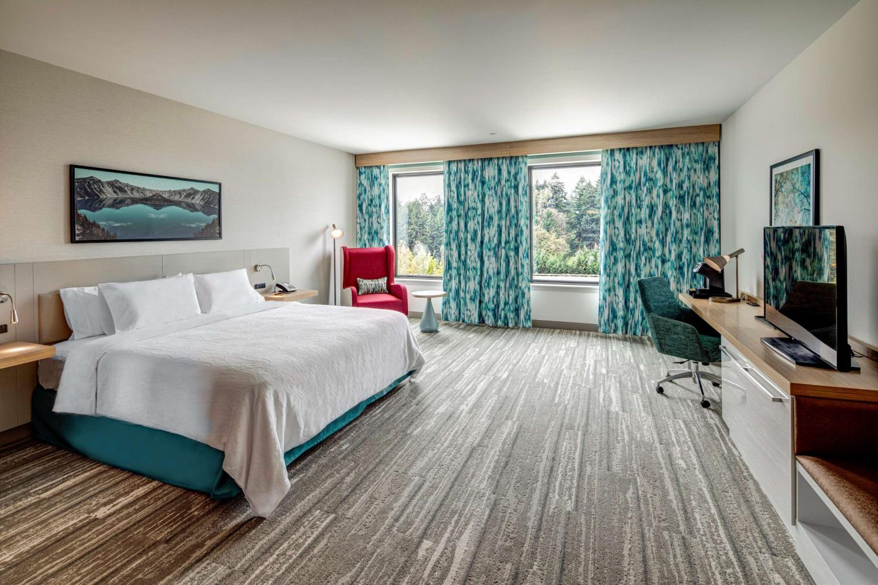 King Room with Tub - Mobility and Hearing Access - Photo 4