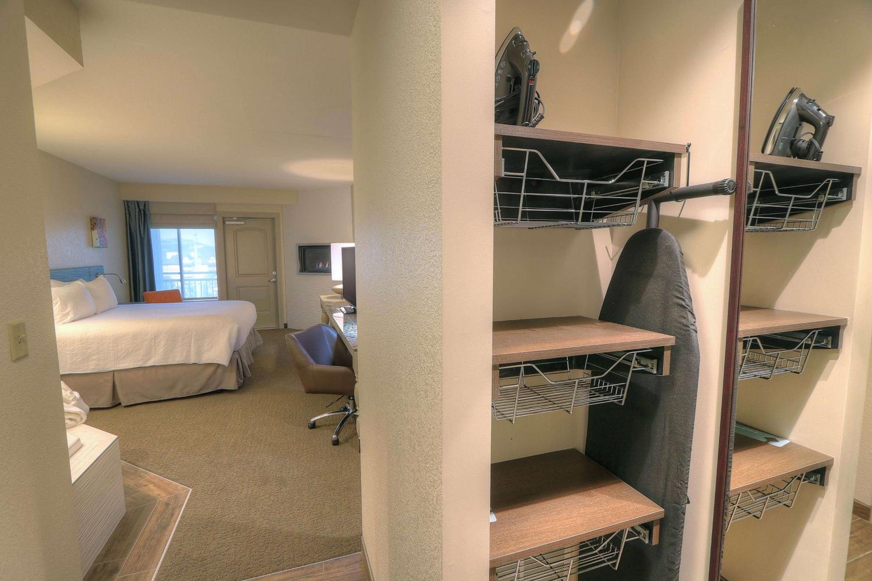 King Suite With Fireplace And Balcony