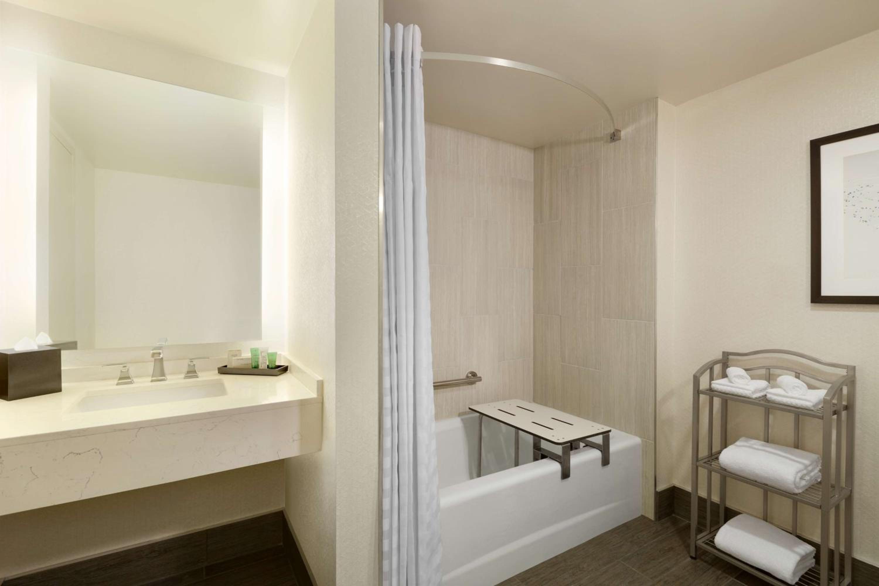 King Room with Tub - Mobility and Hearing Access - Photo 4