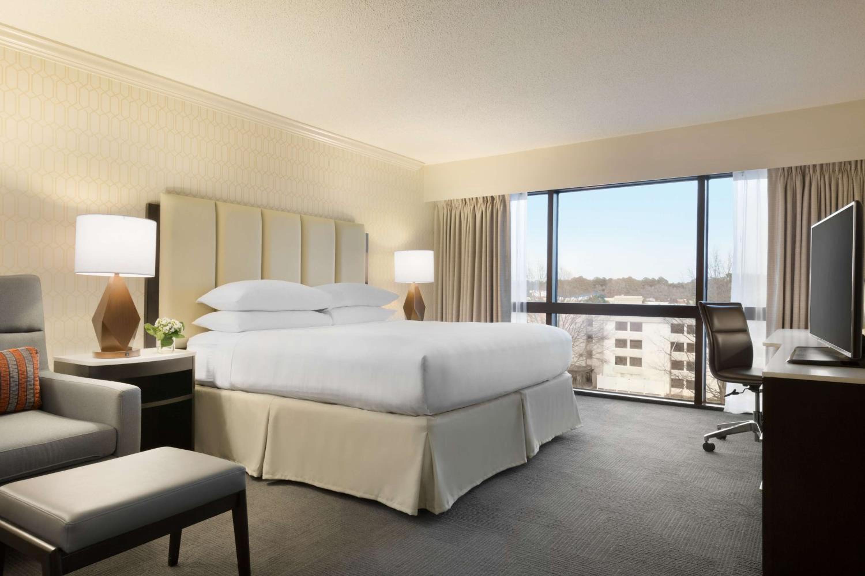 Junior King Suite with Seating Area - Photo 1