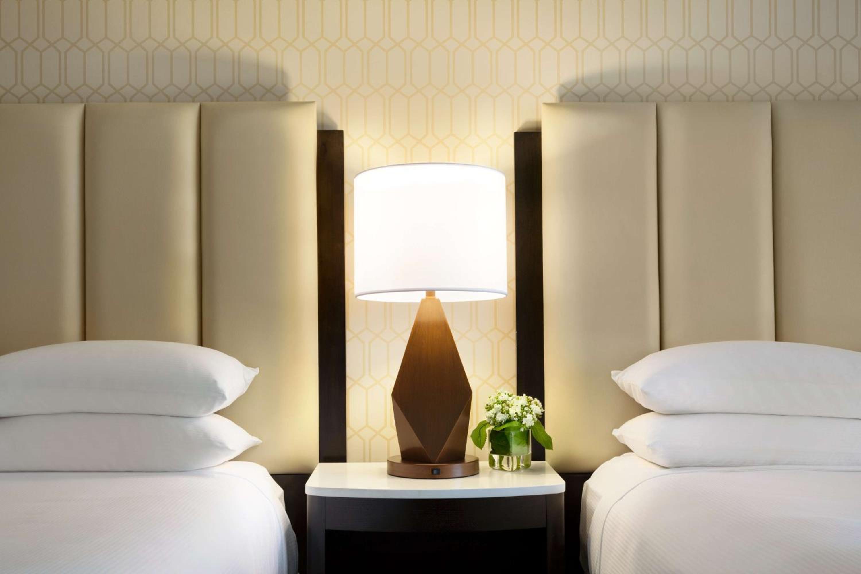 Standard Queen Room with Two Queen Beds - Photo 3