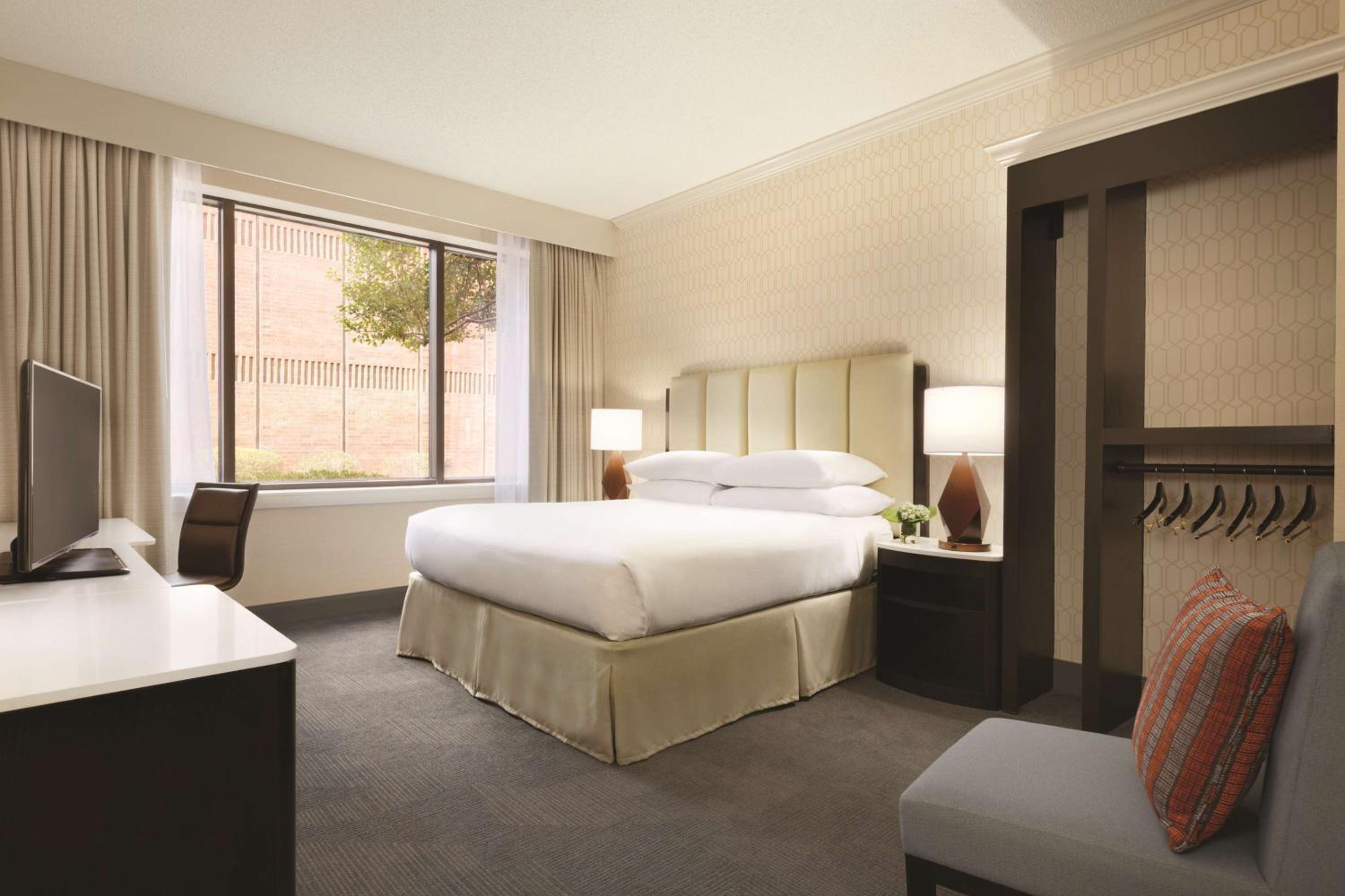 King Room with Tub - Mobility and Hearing Access - Photo 2