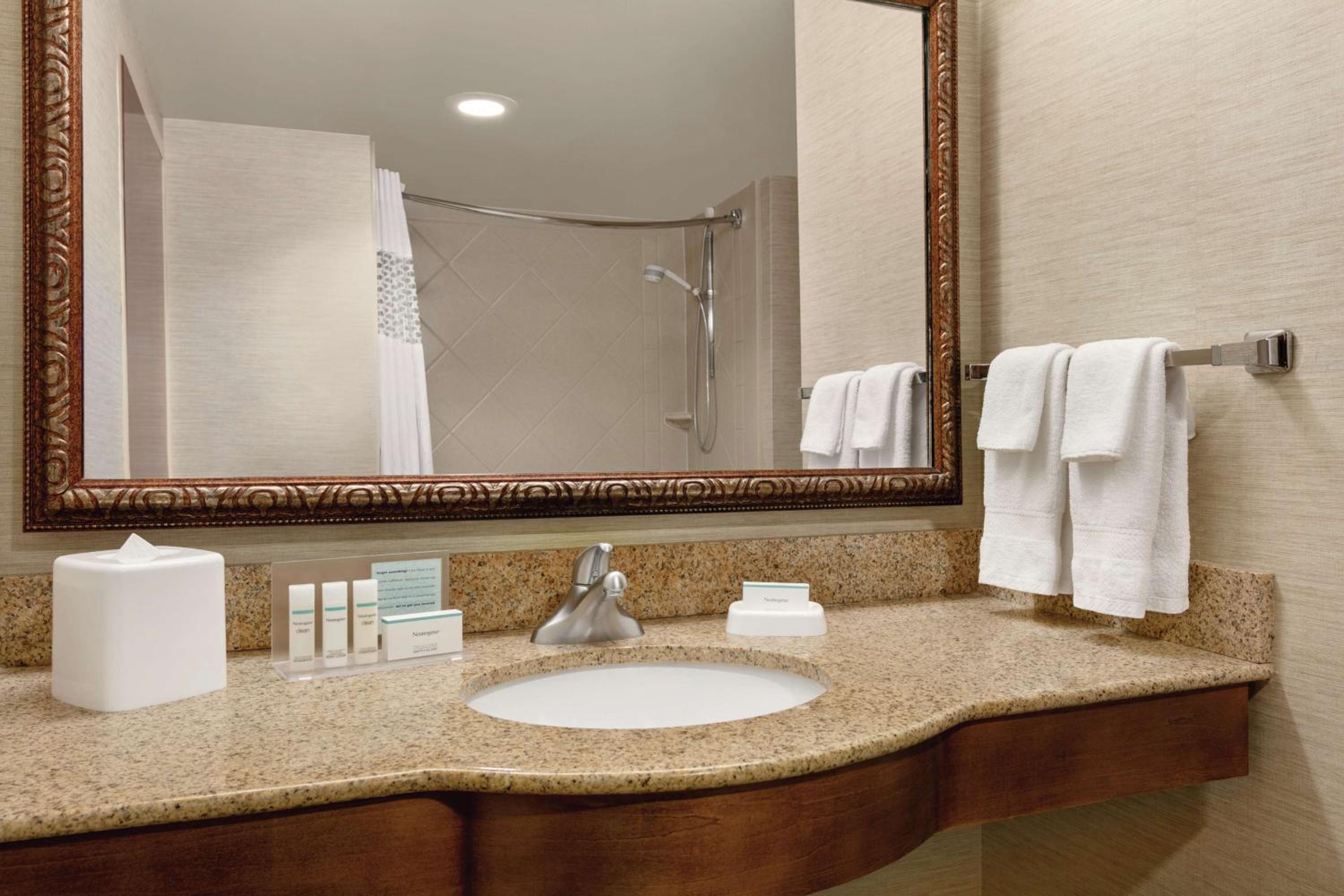 Queen Room with Two Queen Beds - Mobility Access/Non-Smoking - Photo 5
