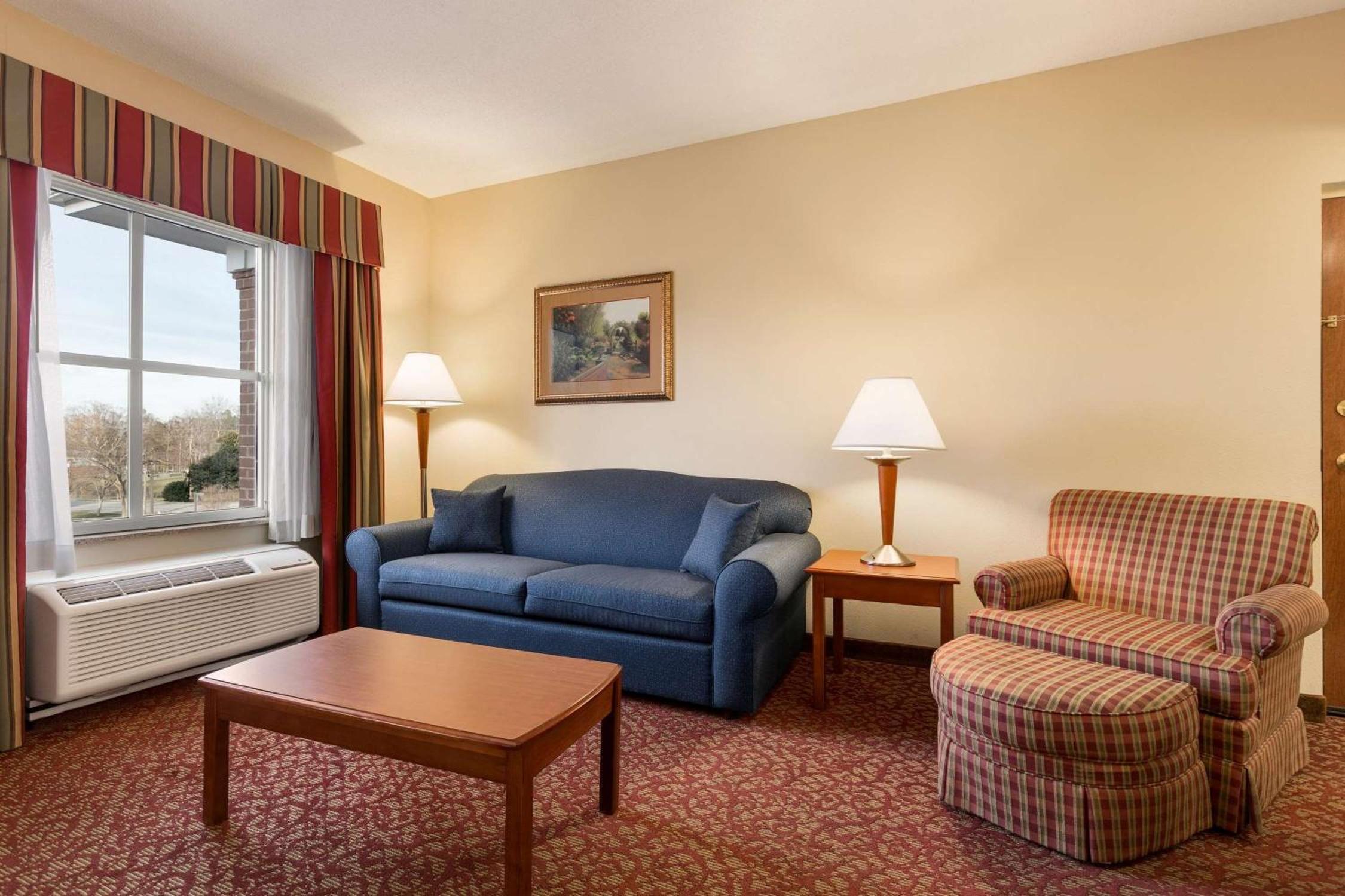 Studio Suite with Two Queen Beds and Sofa Bed - Non-Smoking - Photo 5