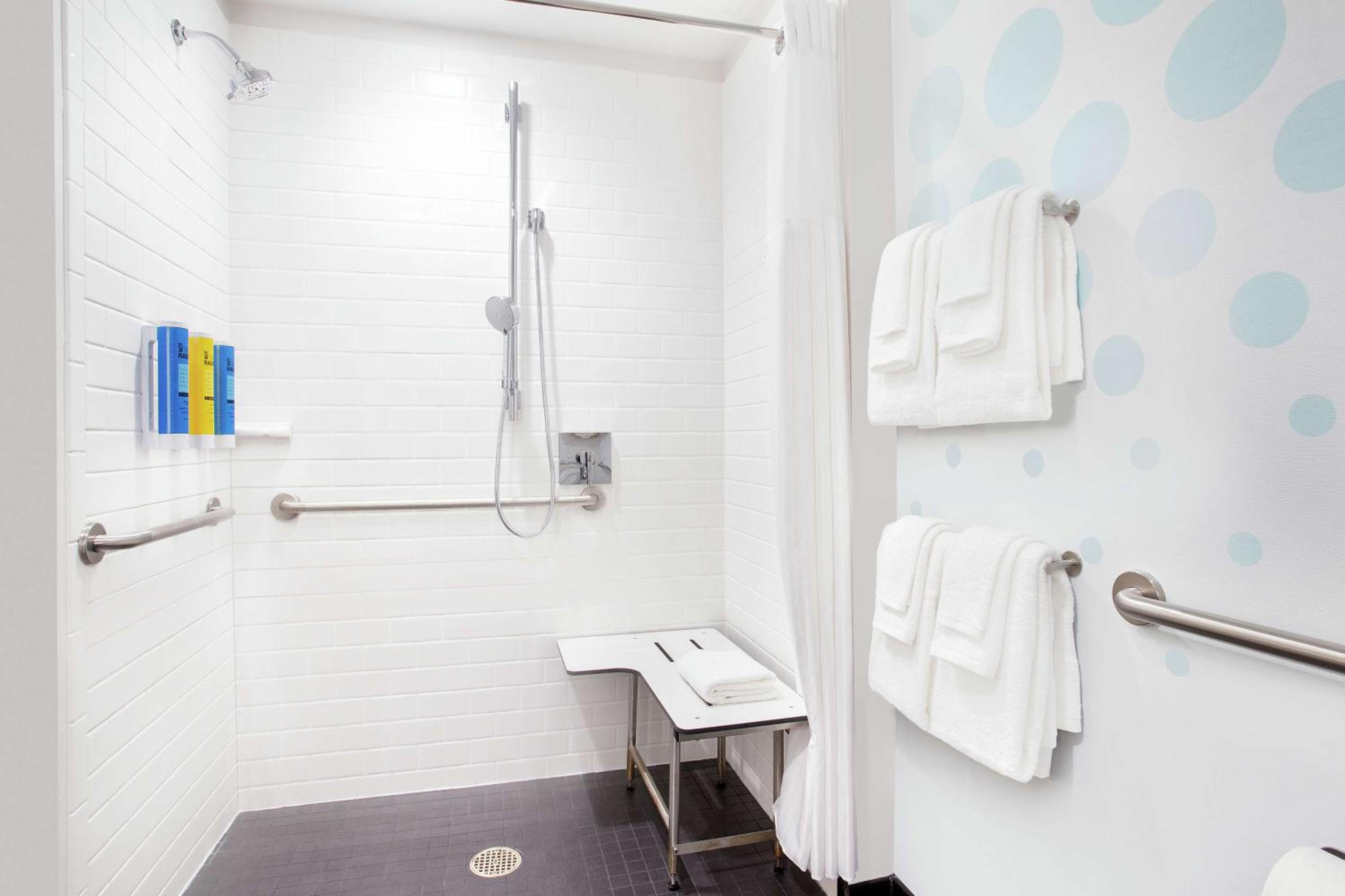 King Room with Bath Tub - Mobility Access - Photo 2