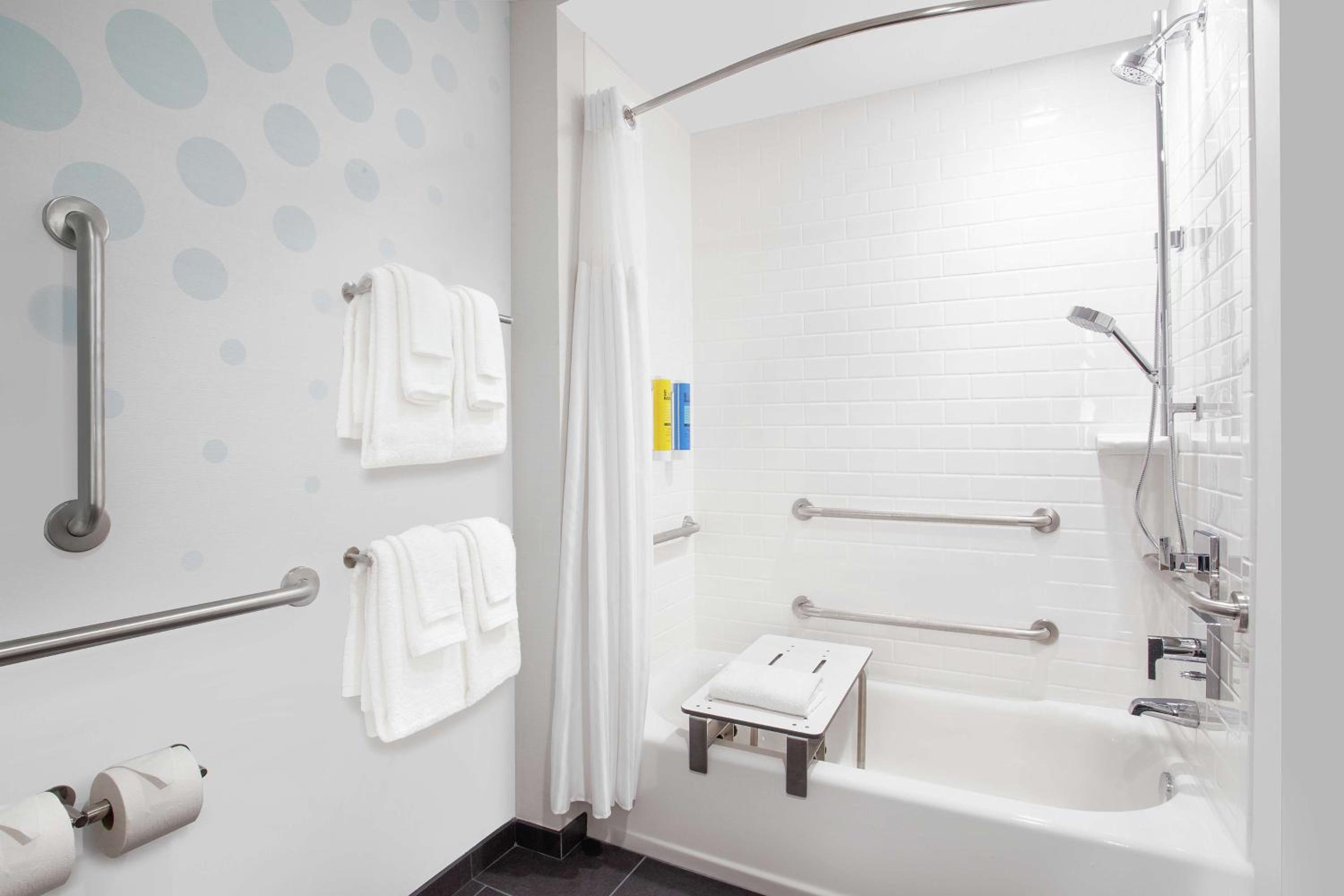 King Room with Bath Tub - Mobility Access - Photo 3
